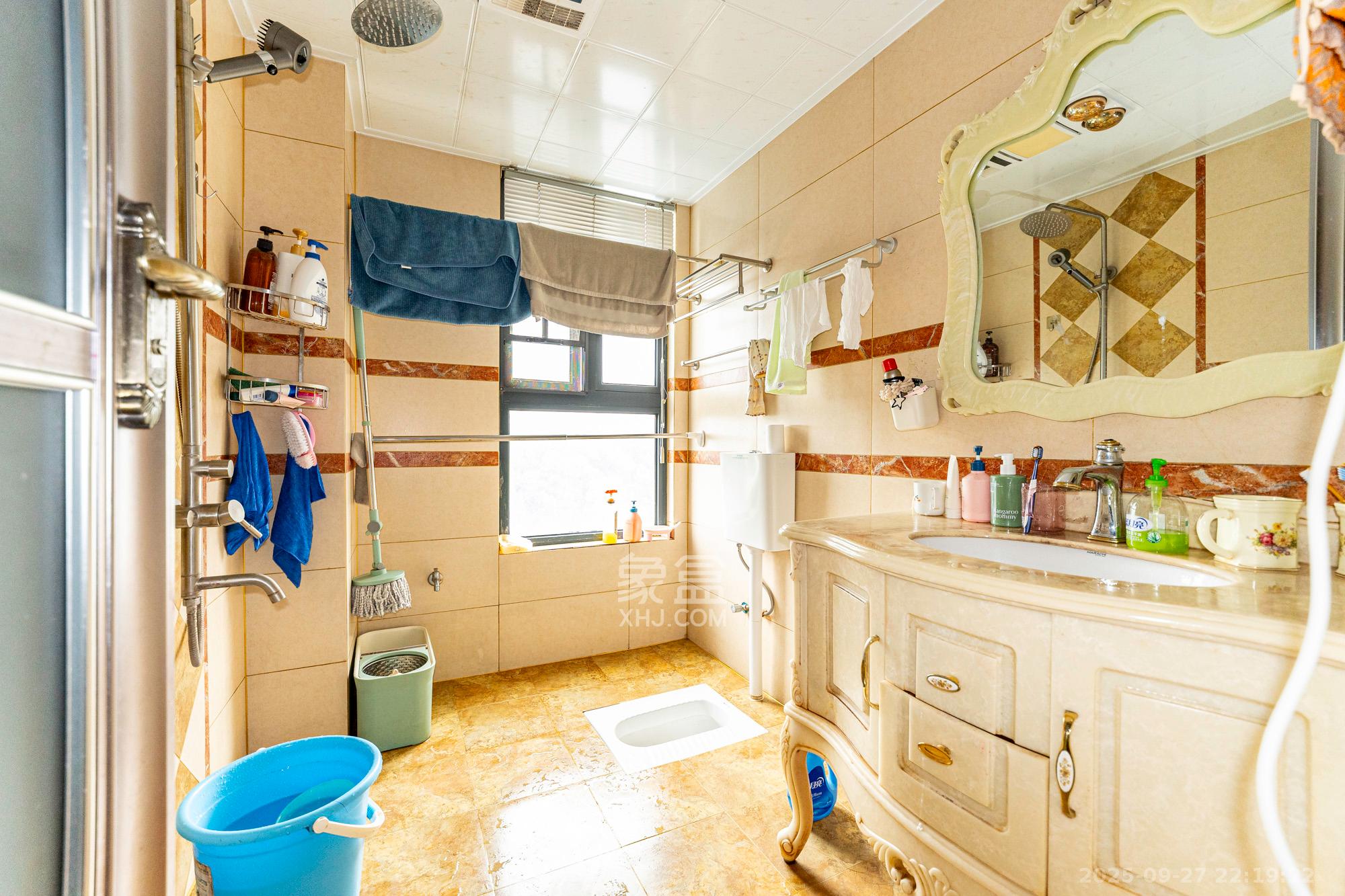 藏珑湖上国际花园 4室2厅2卫 158.0万 藏珑湖上国际花园 4室2厅2卫 158.0万卫生间