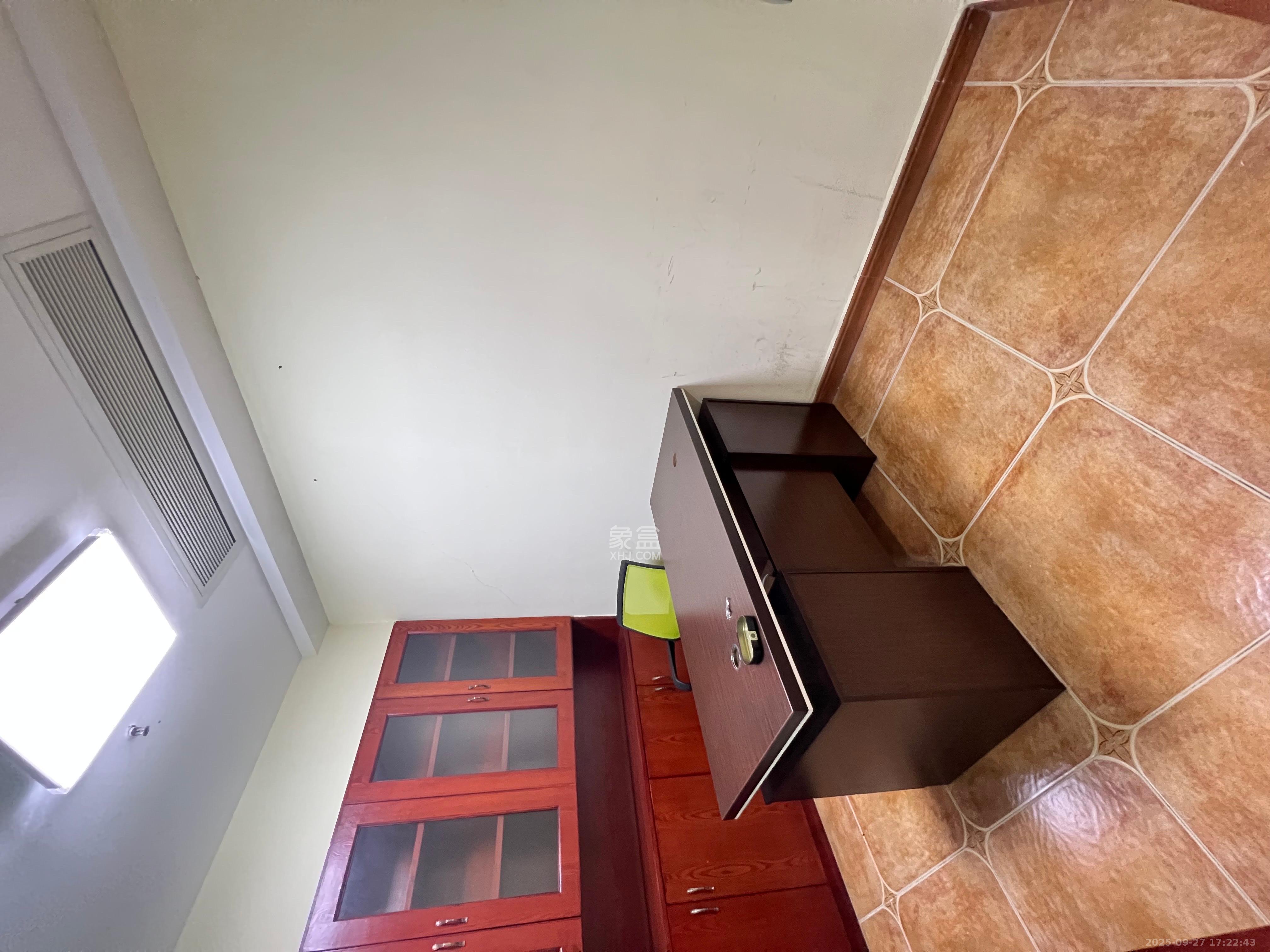 长房中庭国际(东郡华蓉广场) 1室2厅1卫 3400.0元/月 长房中庭国际(东郡华蓉广场) 1室2厅1卫 3400.0元/月室内图