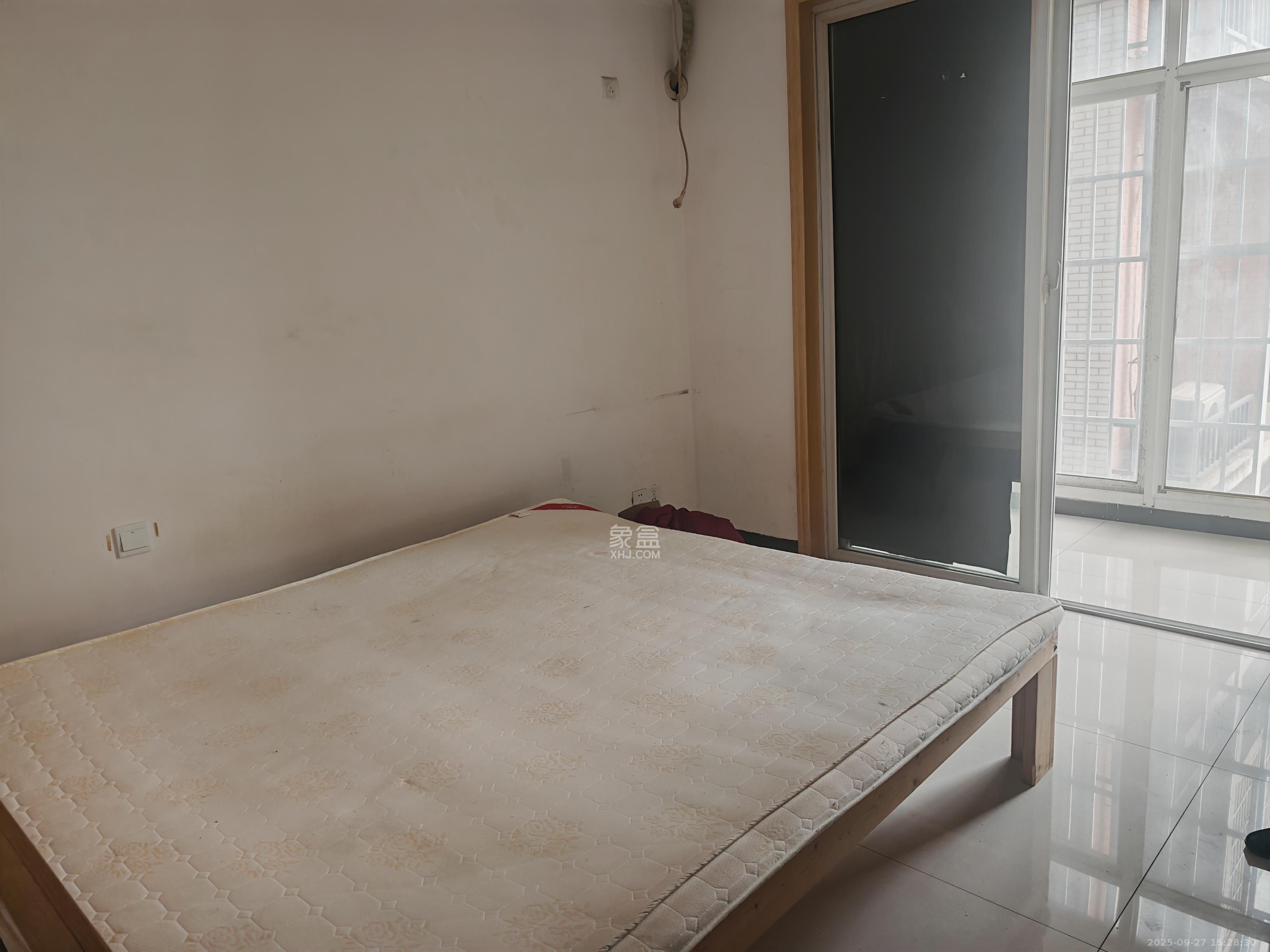 骑龙安置小区  3室2厅2卫    2600.0元/月室内图