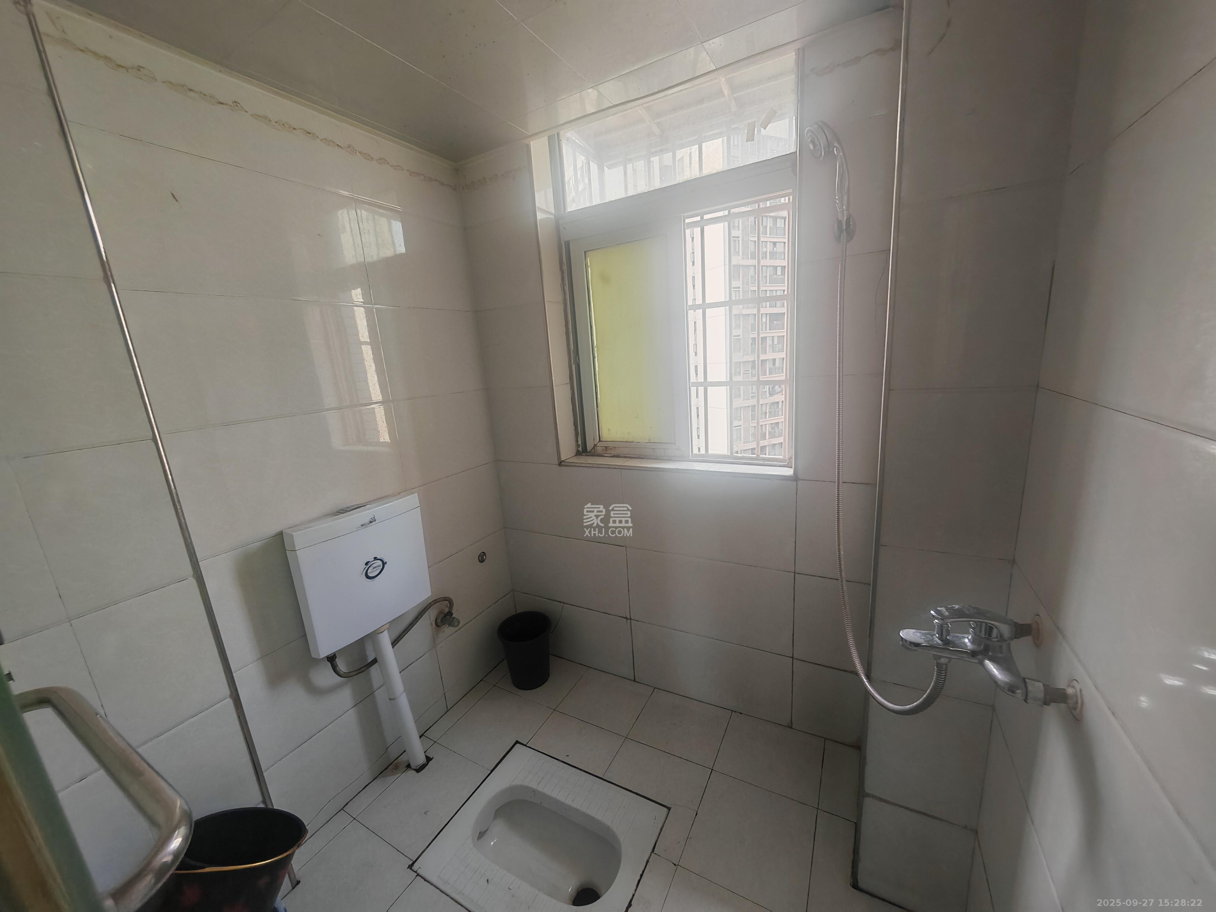 骑龙安置小区  3室2厅2卫    2600.0元/月室内图