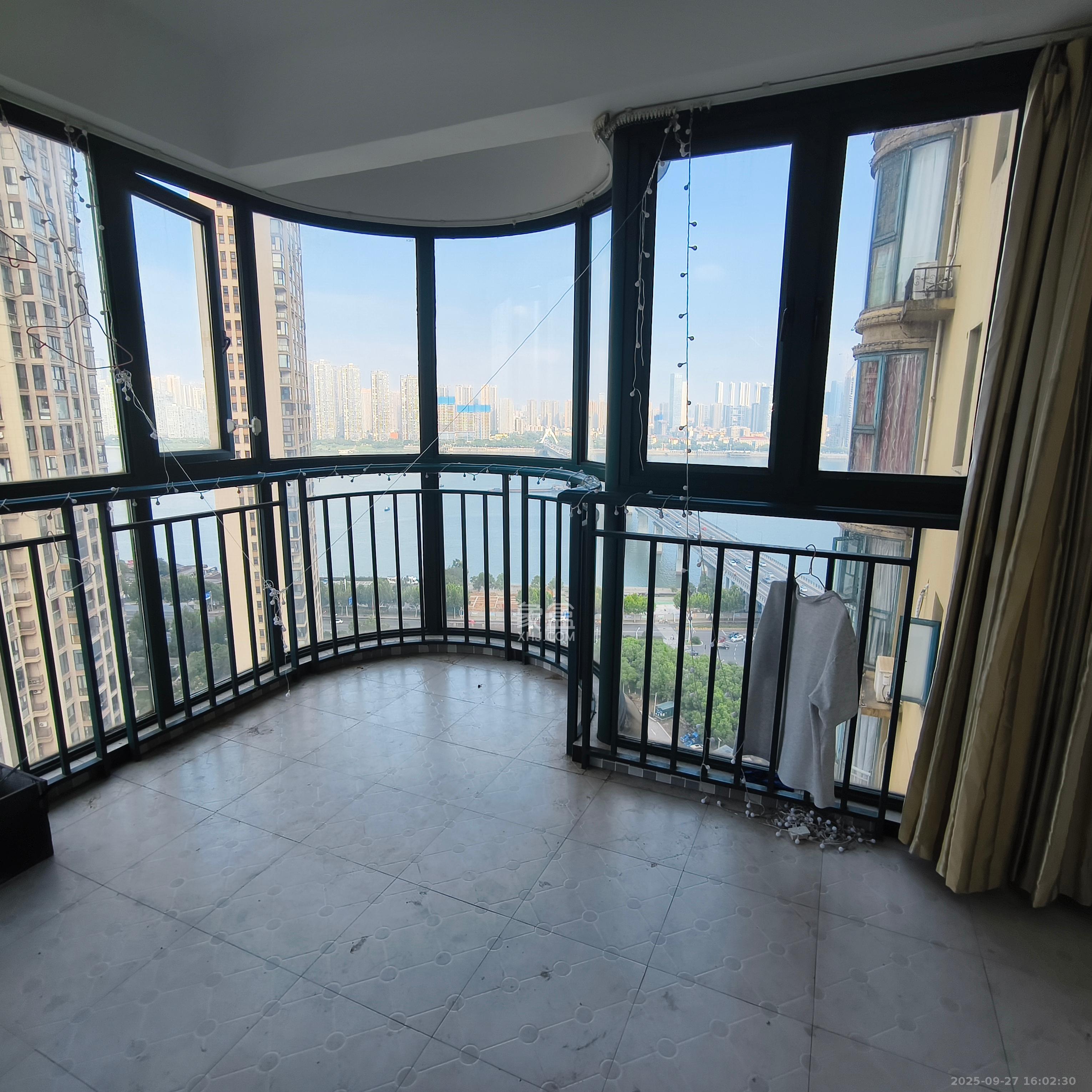 滨江金座 3室2厅2卫 3000.0元/月 滨江金座 3室2厅2卫 3000.0元/月室内图