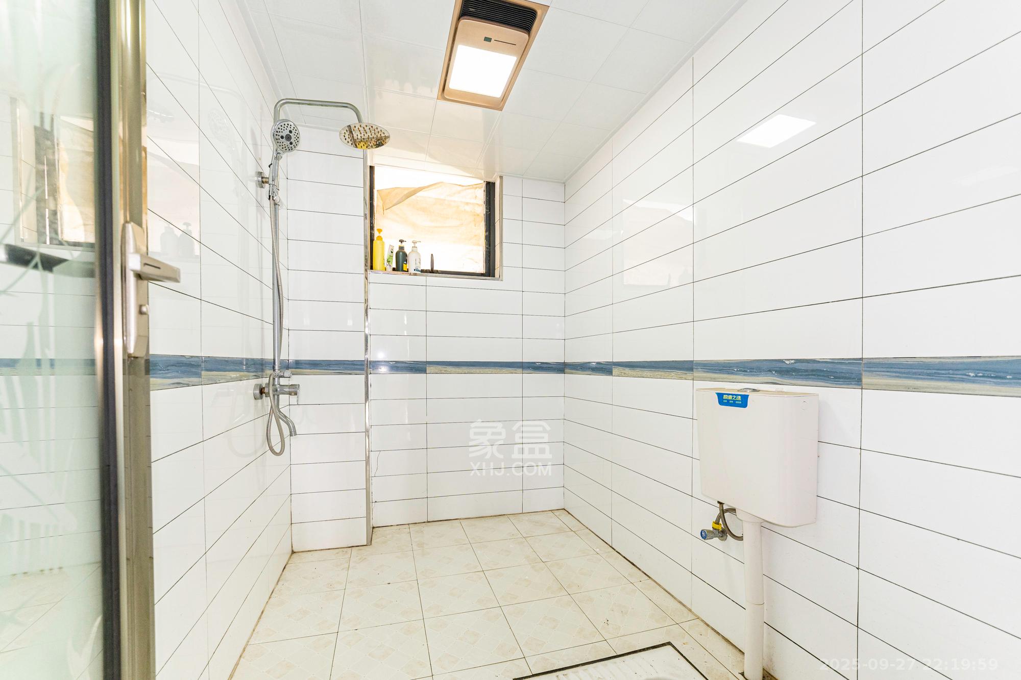 藏珑湖上国际花园 4室2厅2卫 210.0万 藏珑湖上国际花园 4室2厅2卫 210.0万卫生间