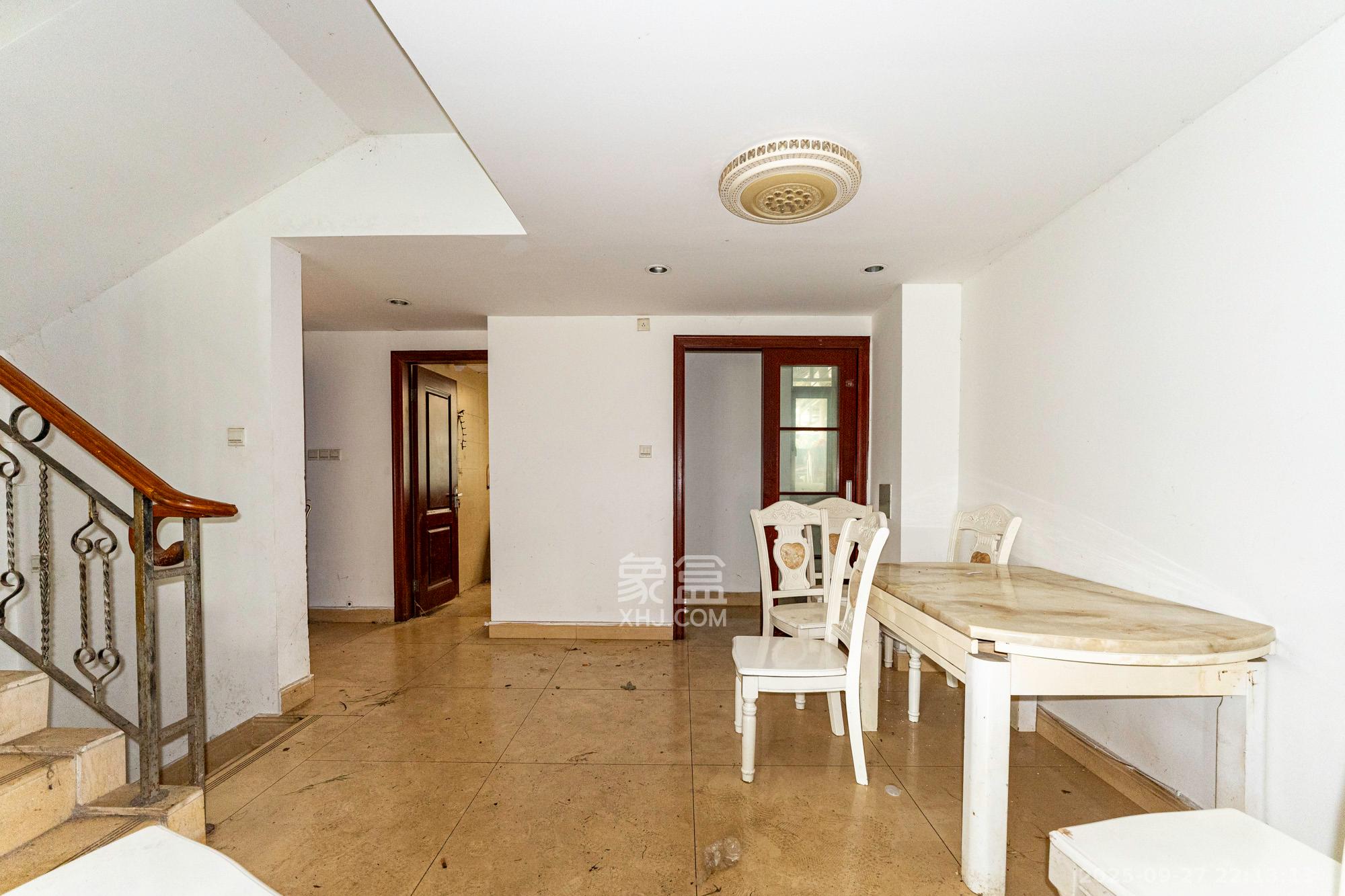 碧桂园威尼斯城 6室2厅5卫 240.0万 碧桂园威尼斯城 6室2厅5卫 240.0万客厅