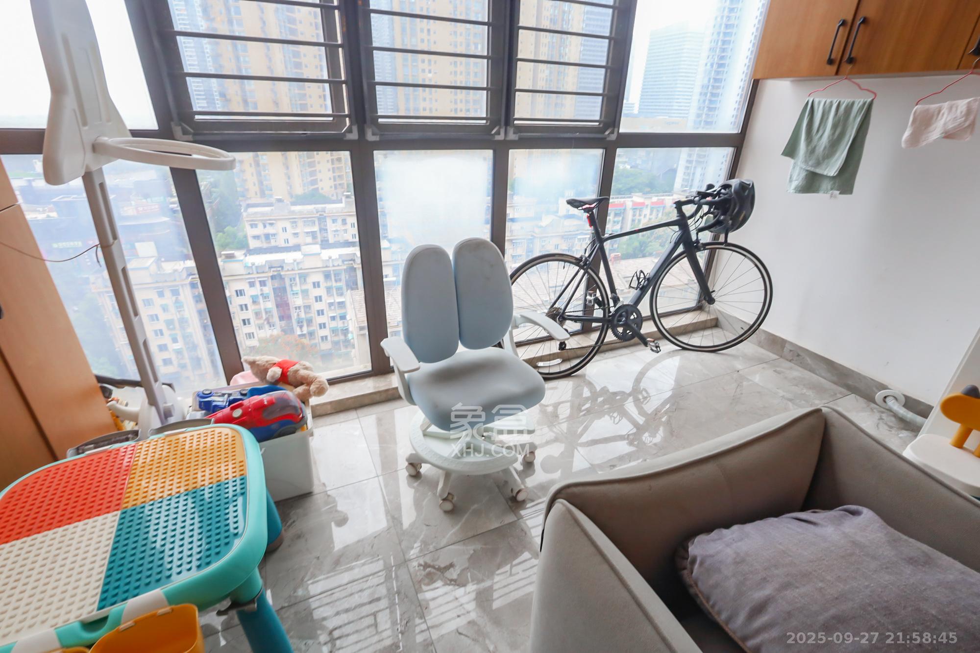 世茂外滩里(世茂铂翠湾三期) 4室2厅2卫 242.0万 世茂外滩里(世茂铂翠湾三期) 4室2厅2卫 242.0万阳台