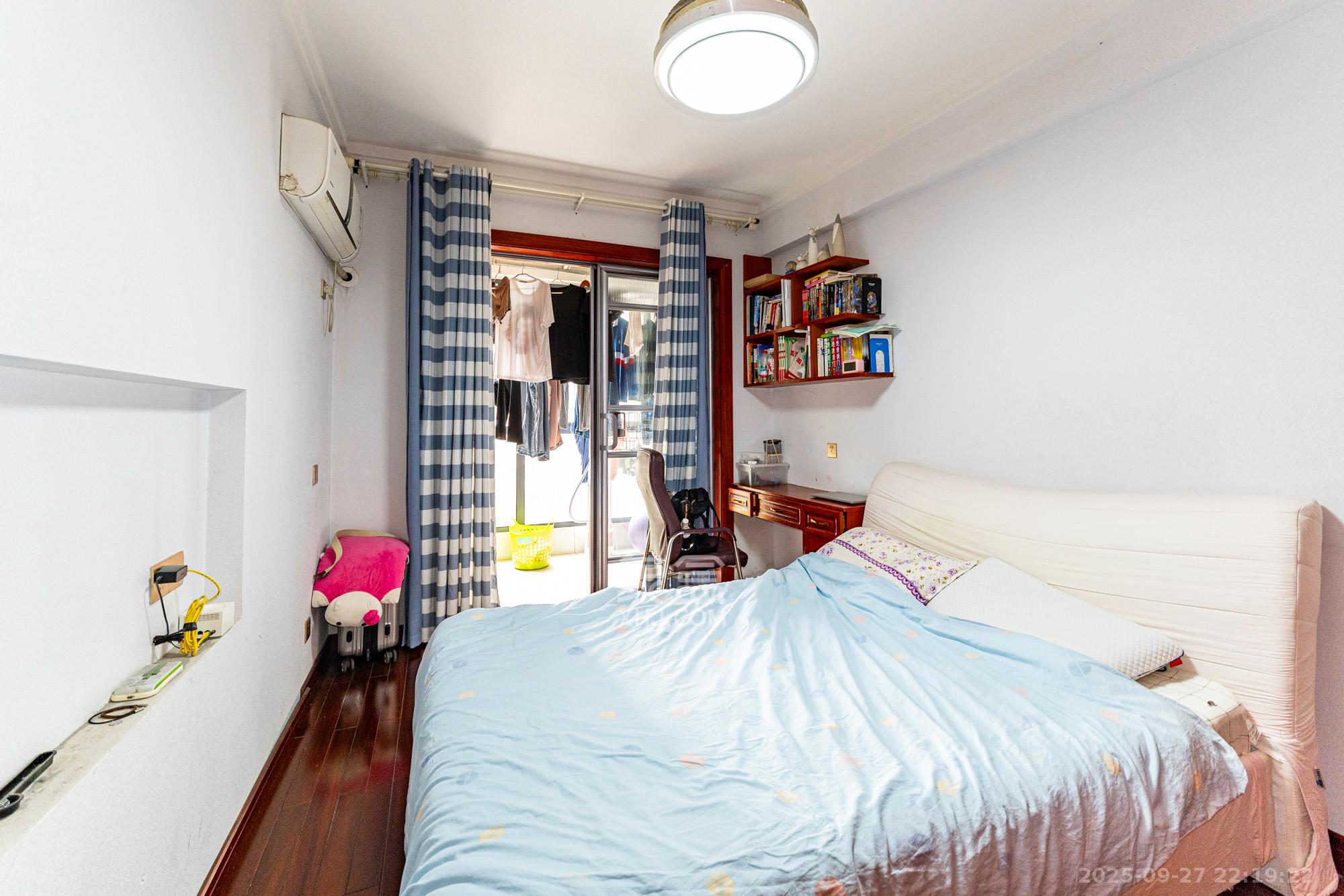 藏珑湖上国际花园 4室2厅2卫 158.0万 藏珑湖上国际花园 4室2厅2卫 158.0万卧室