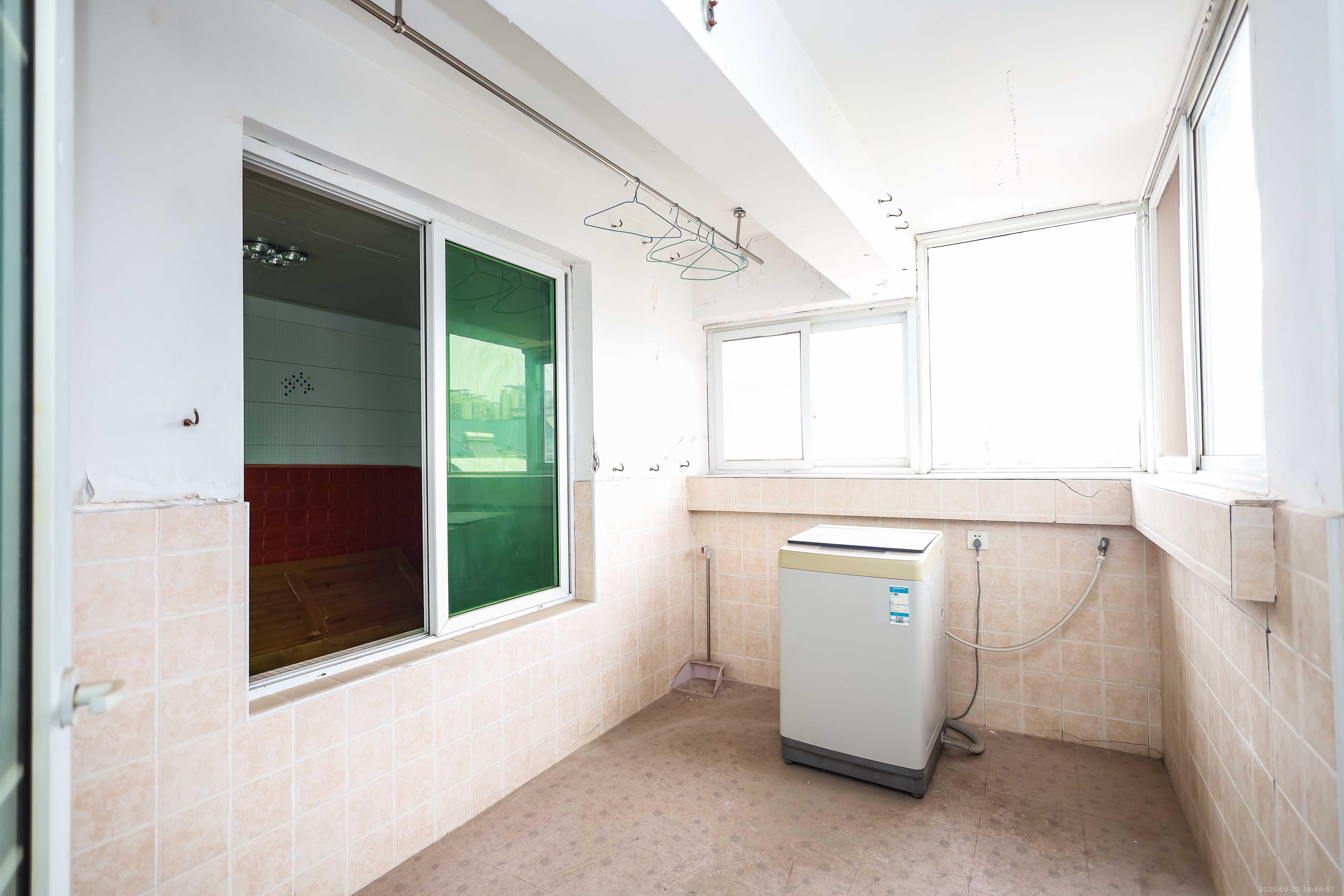 咸嘉新村嘉旺苑 5室3厅3卫 98.0万 咸嘉新村嘉旺苑 5室3厅3卫 98.0万阳台