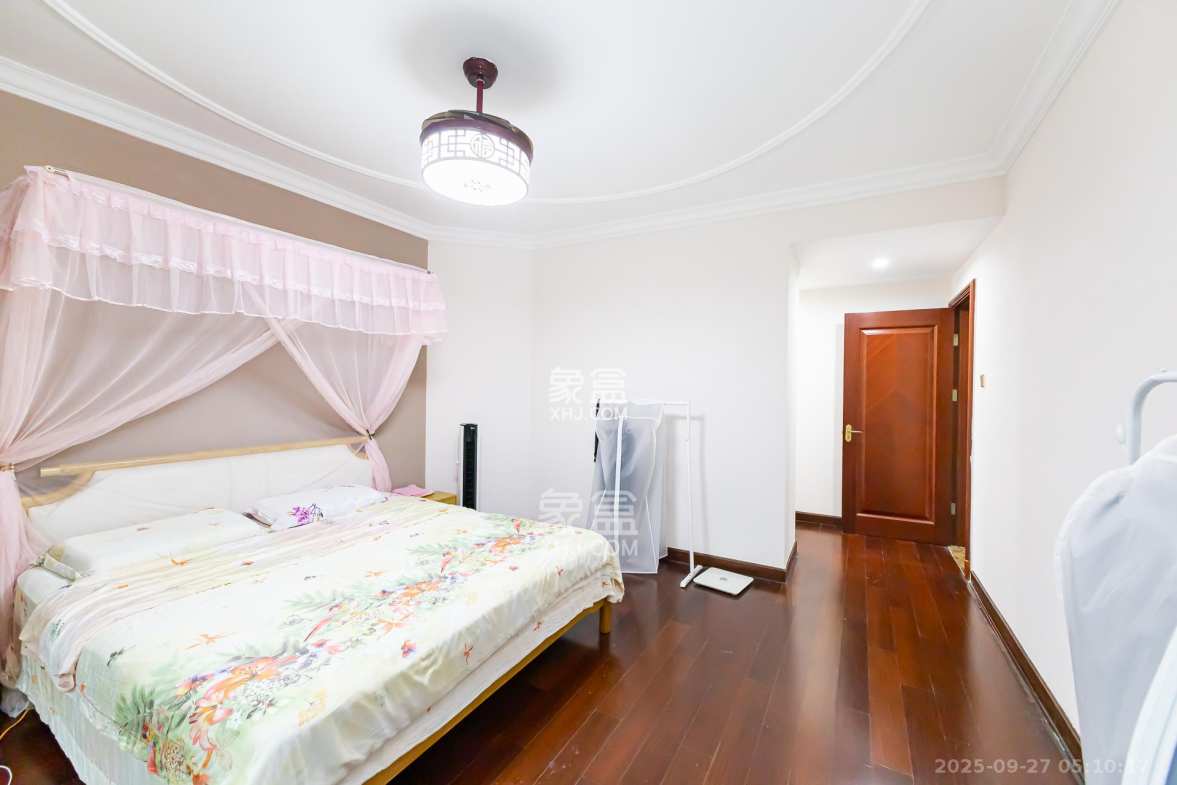 恒大名都 4室2厅2卫 78.8万 恒大名都 4室2厅2卫 78.8万卧室