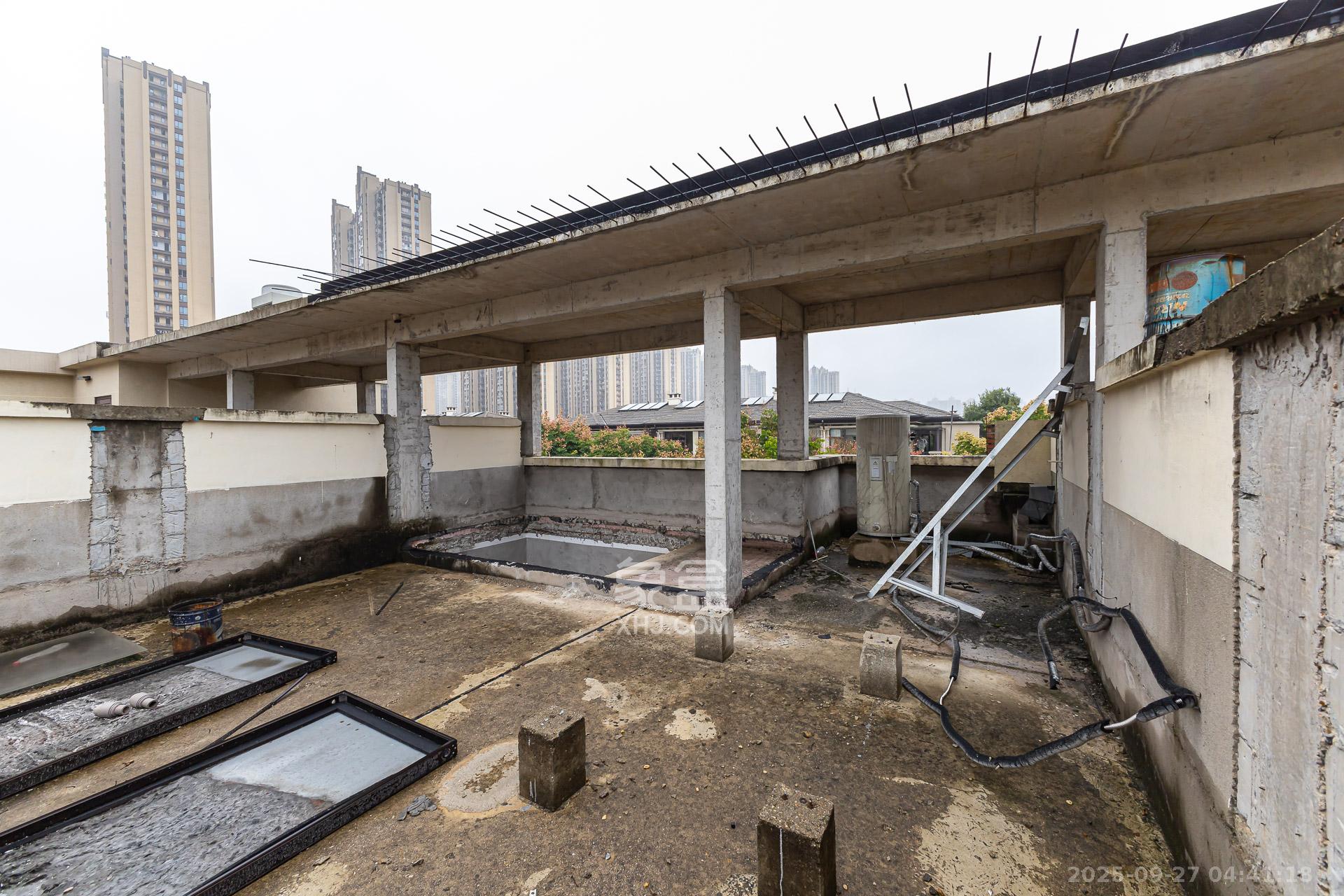 龙湖璟宸原著（龙湖紫宸）  5室2厅4卫    290.0万阳台