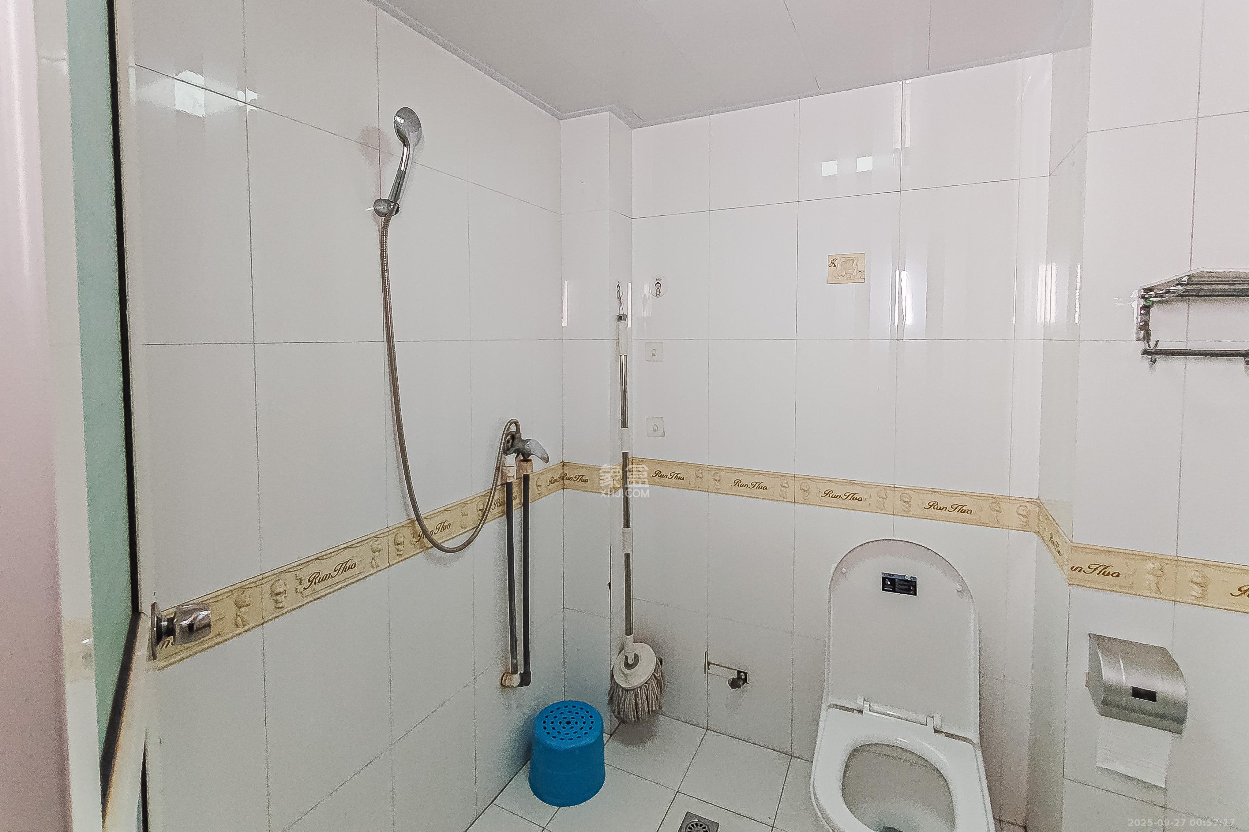 学院新村  3室2厅2卫    142.0万卫生间