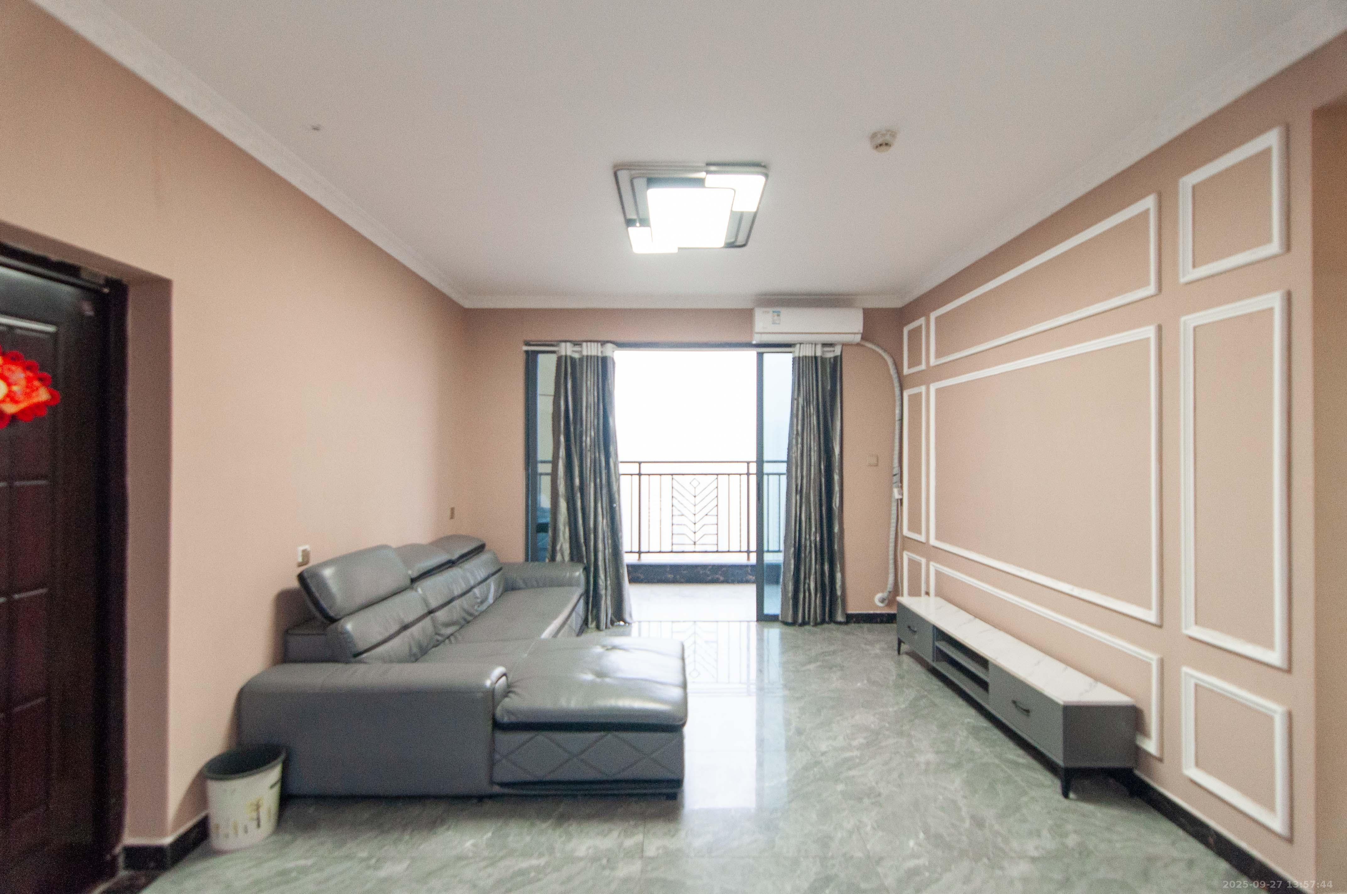 振业城三期 4室2厅2卫 140.0万 振业城三期 4室2厅2卫 140.0万客厅