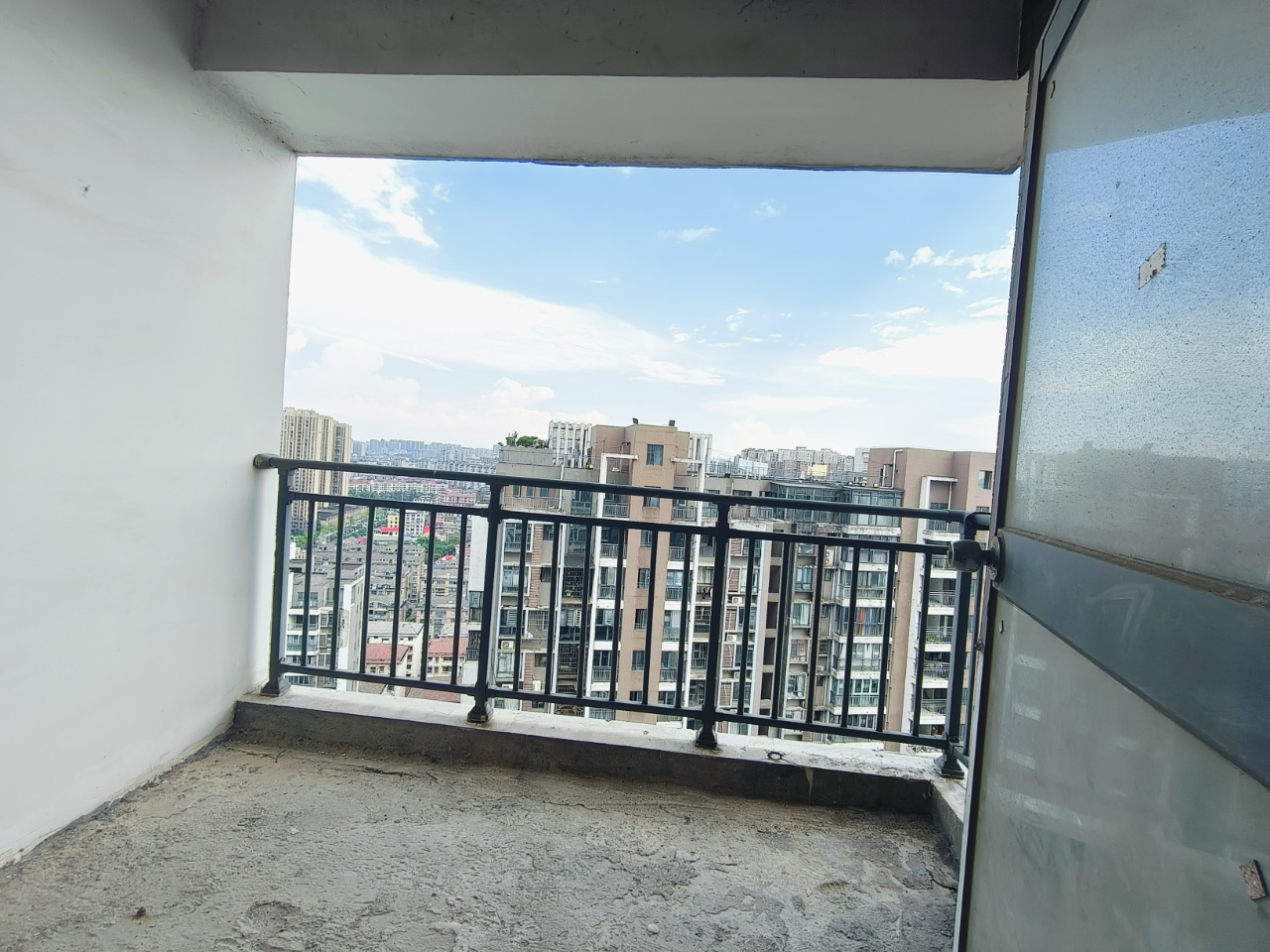 太一御江城  3室2厅2卫    64.8万客厅