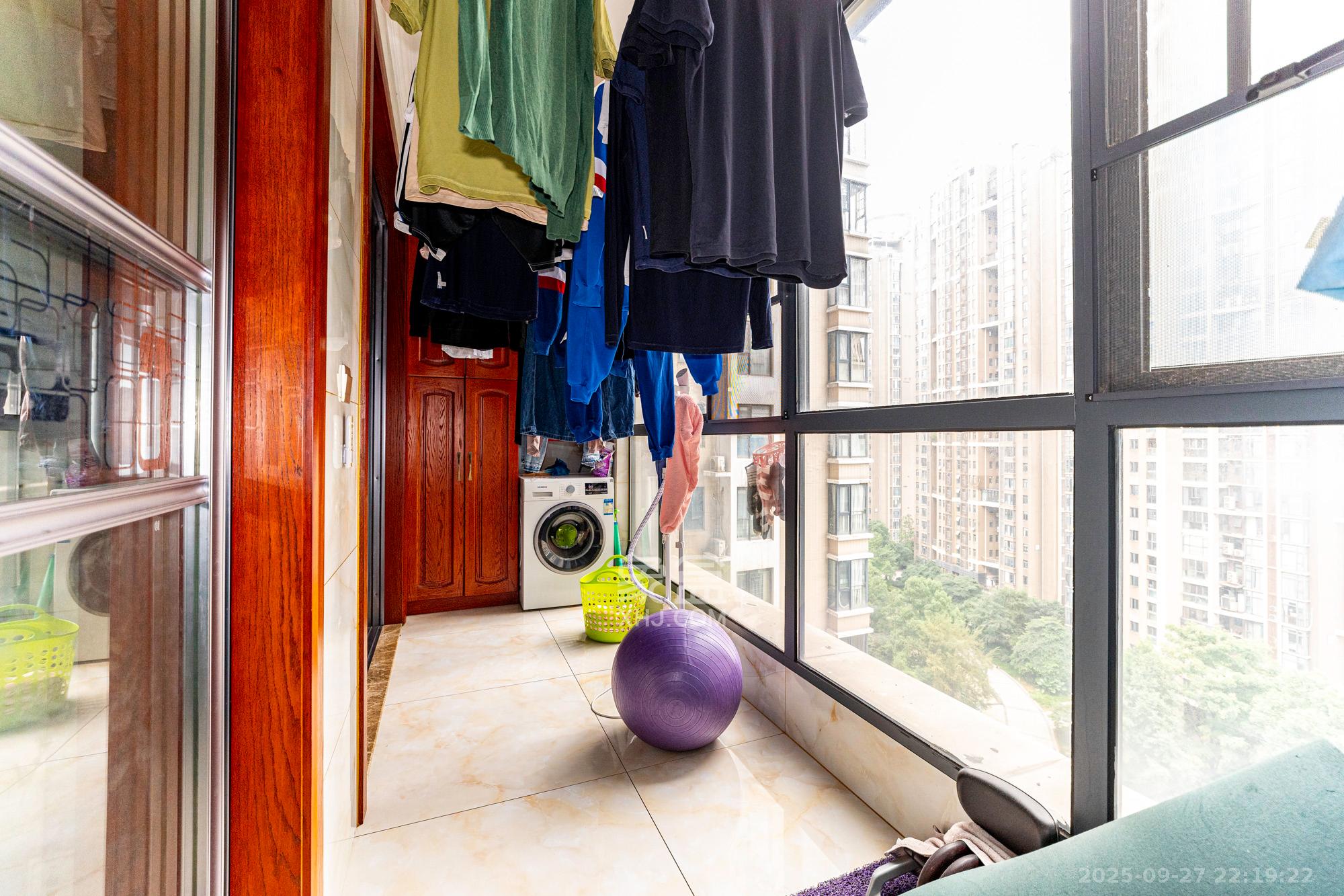 藏珑湖上国际花园 4室2厅2卫 158.0万 藏珑湖上国际花园 4室2厅2卫 158.0万阳台