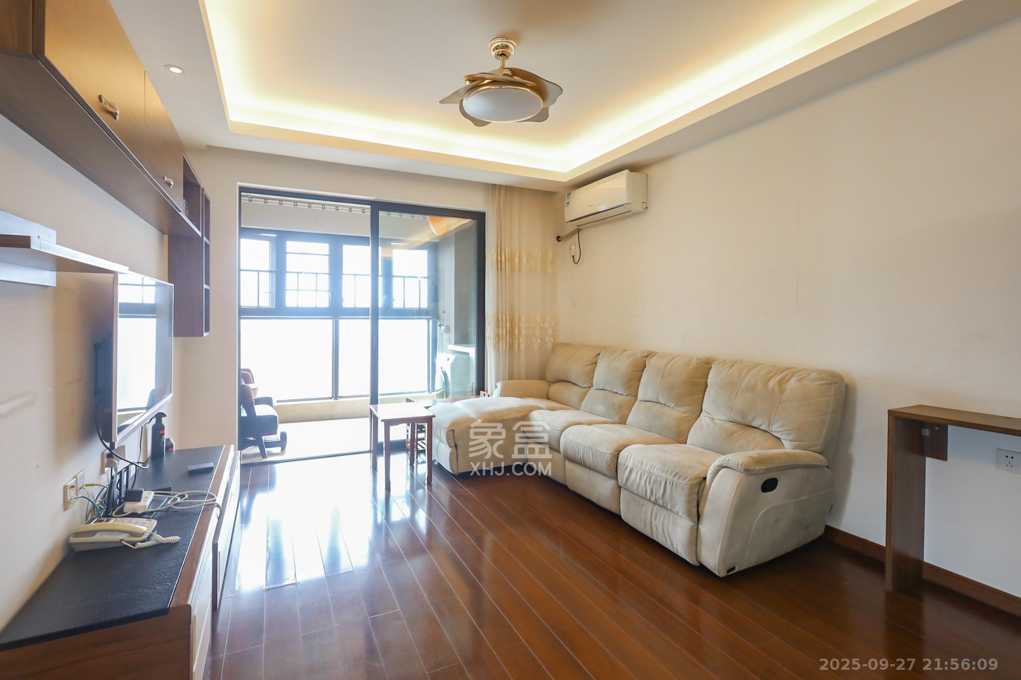 万科里金域国际  3室2厅2卫    160.0万客厅