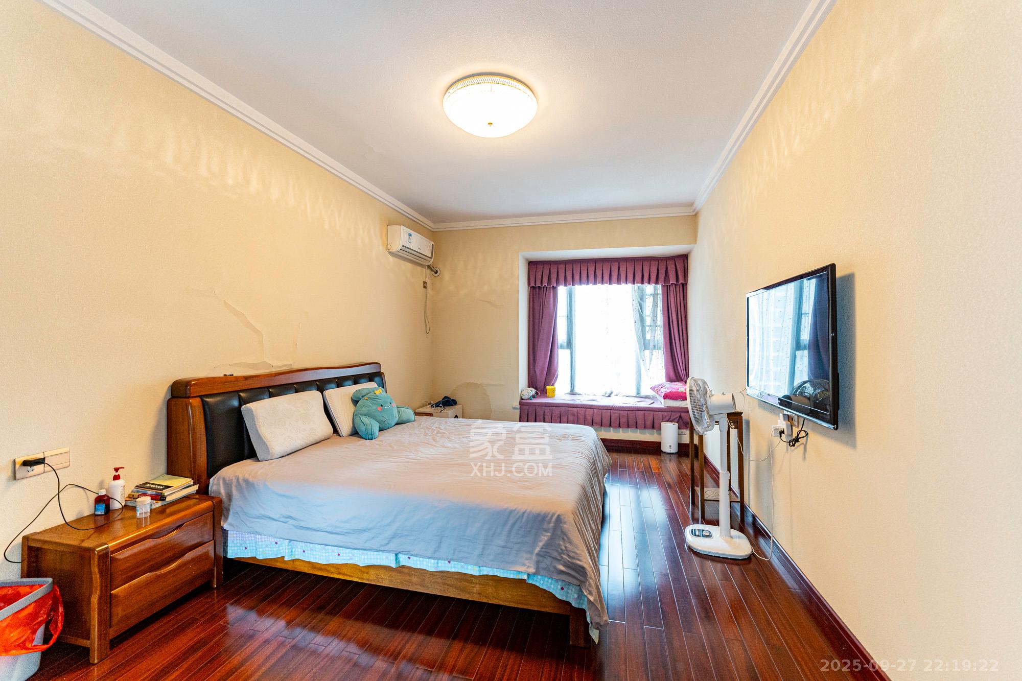 藏珑湖上国际花园 4室2厅2卫 158.0万 藏珑湖上国际花园 4室2厅2卫 158.0万卧室