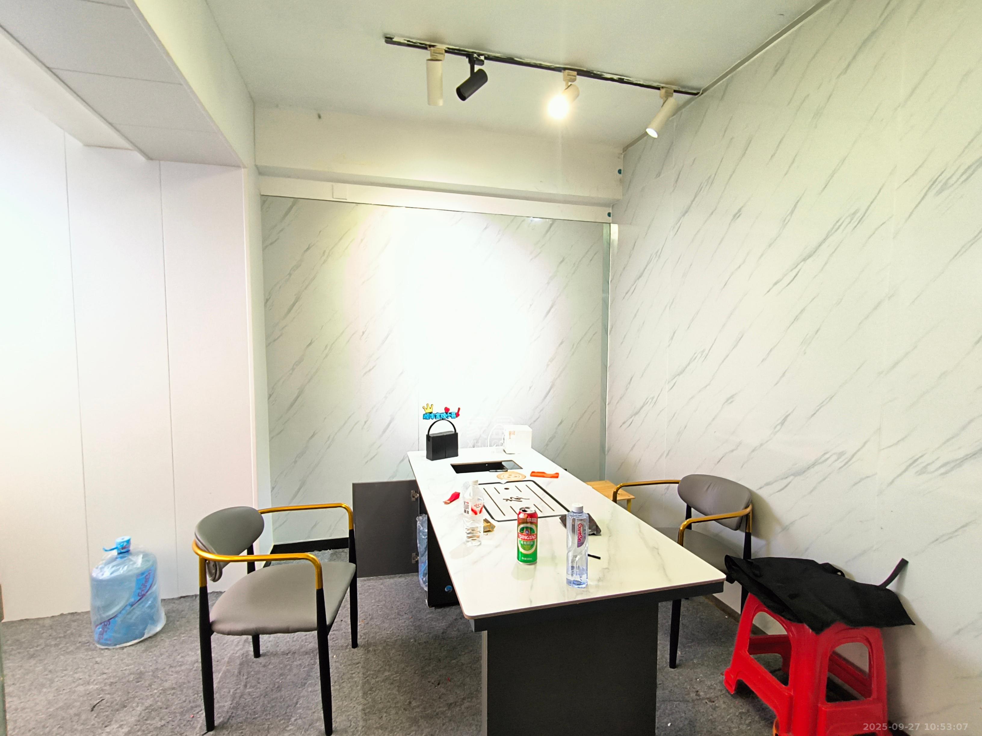 鸿运凯旋国际(科佳电脑城) 1室2厅1卫 2600.0元/月 鸿运凯旋国际(科佳电脑城) 1室2厅1卫 2600.0元/月室内图