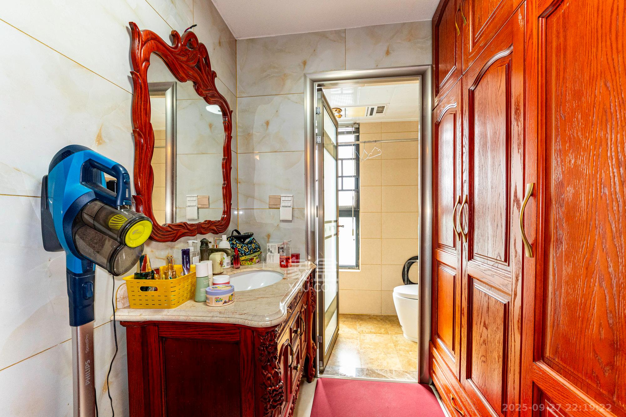 藏珑湖上国际花园 4室2厅2卫 158.0万 藏珑湖上国际花园 4室2厅2卫 158.0万卫生间