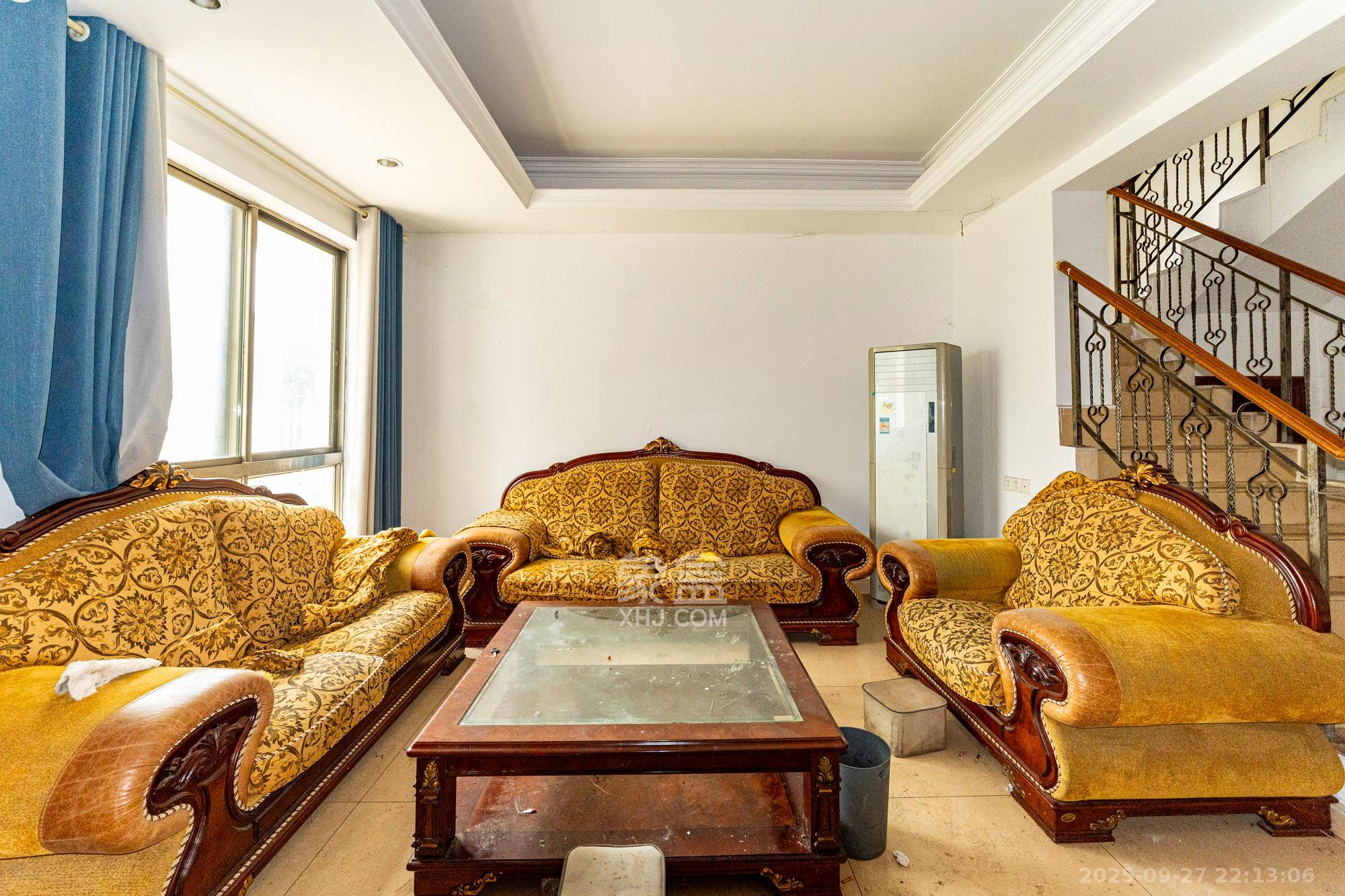 碧桂园威尼斯城 6室2厅5卫 240.0万 碧桂园威尼斯城 6室2厅5卫 240.0万客厅