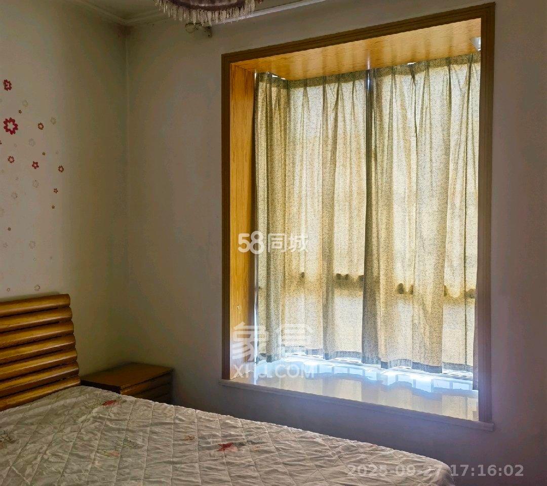 金碧文华  1室2厅1卫    2100.0元/月室内图