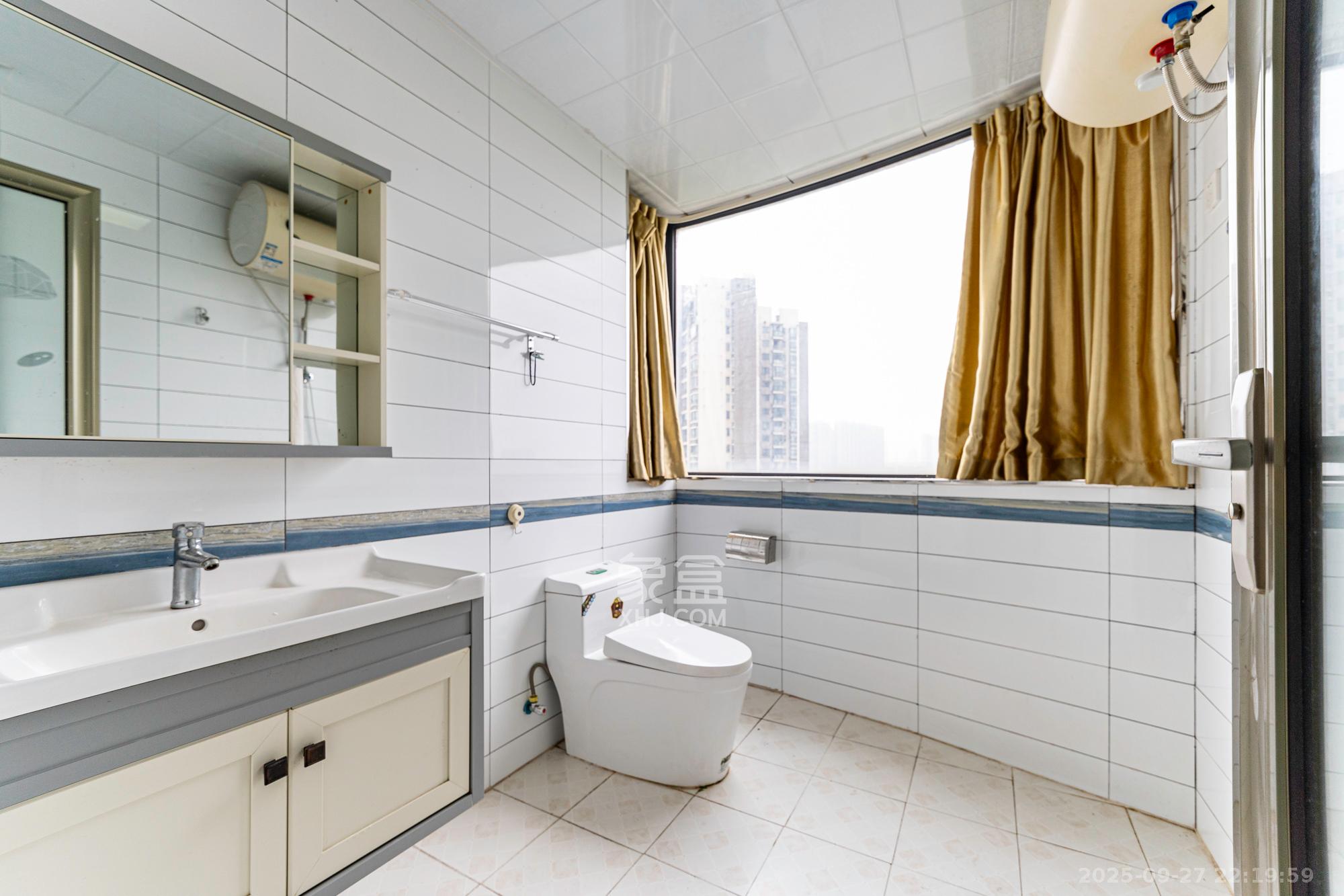 藏珑湖上国际花园 4室2厅2卫 210.0万 藏珑湖上国际花园 4室2厅2卫 210.0万卫生间