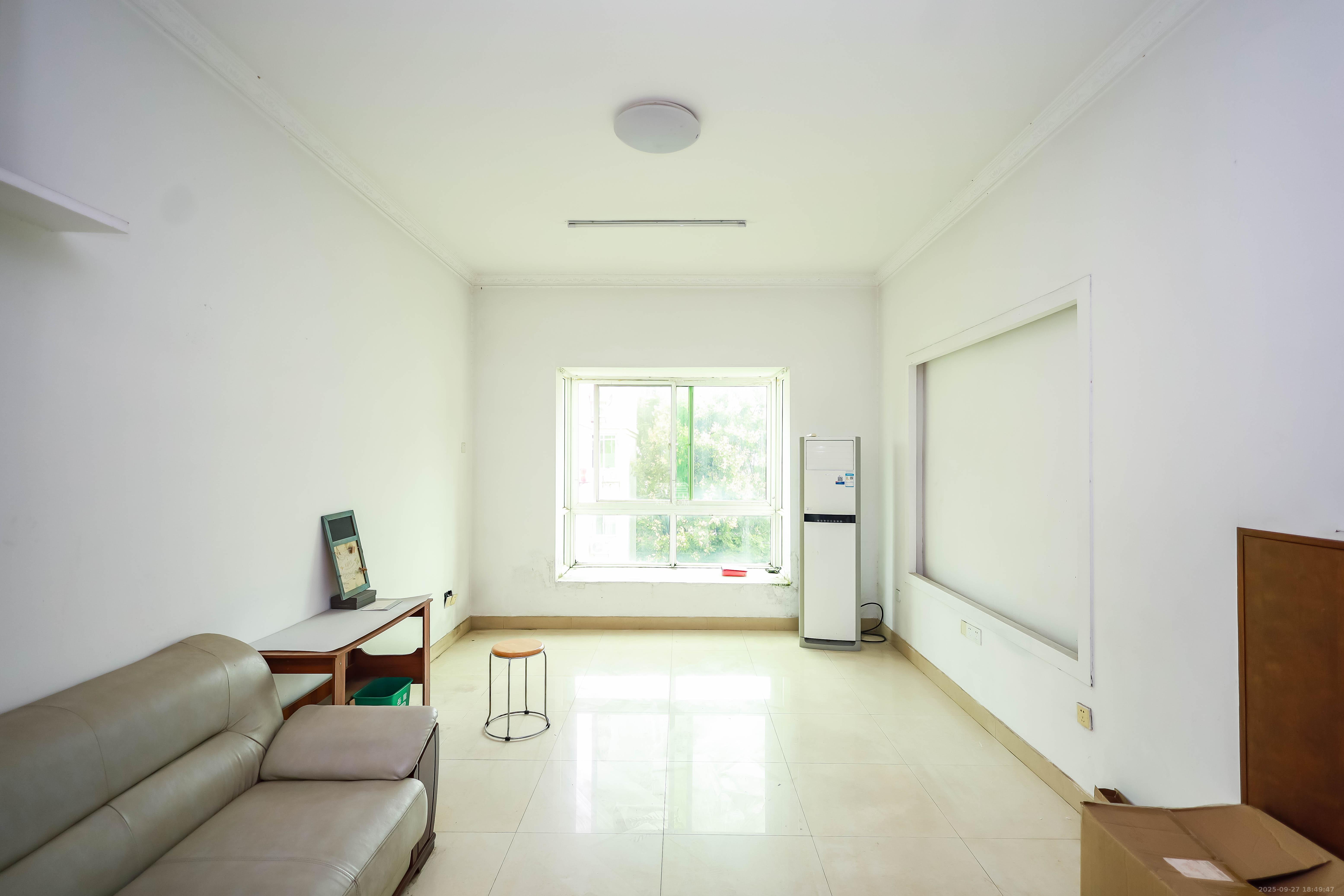 咸嘉新村嘉旺苑 5室3厅3卫 98.0万 咸嘉新村嘉旺苑 5室3厅3卫 98.0万客厅