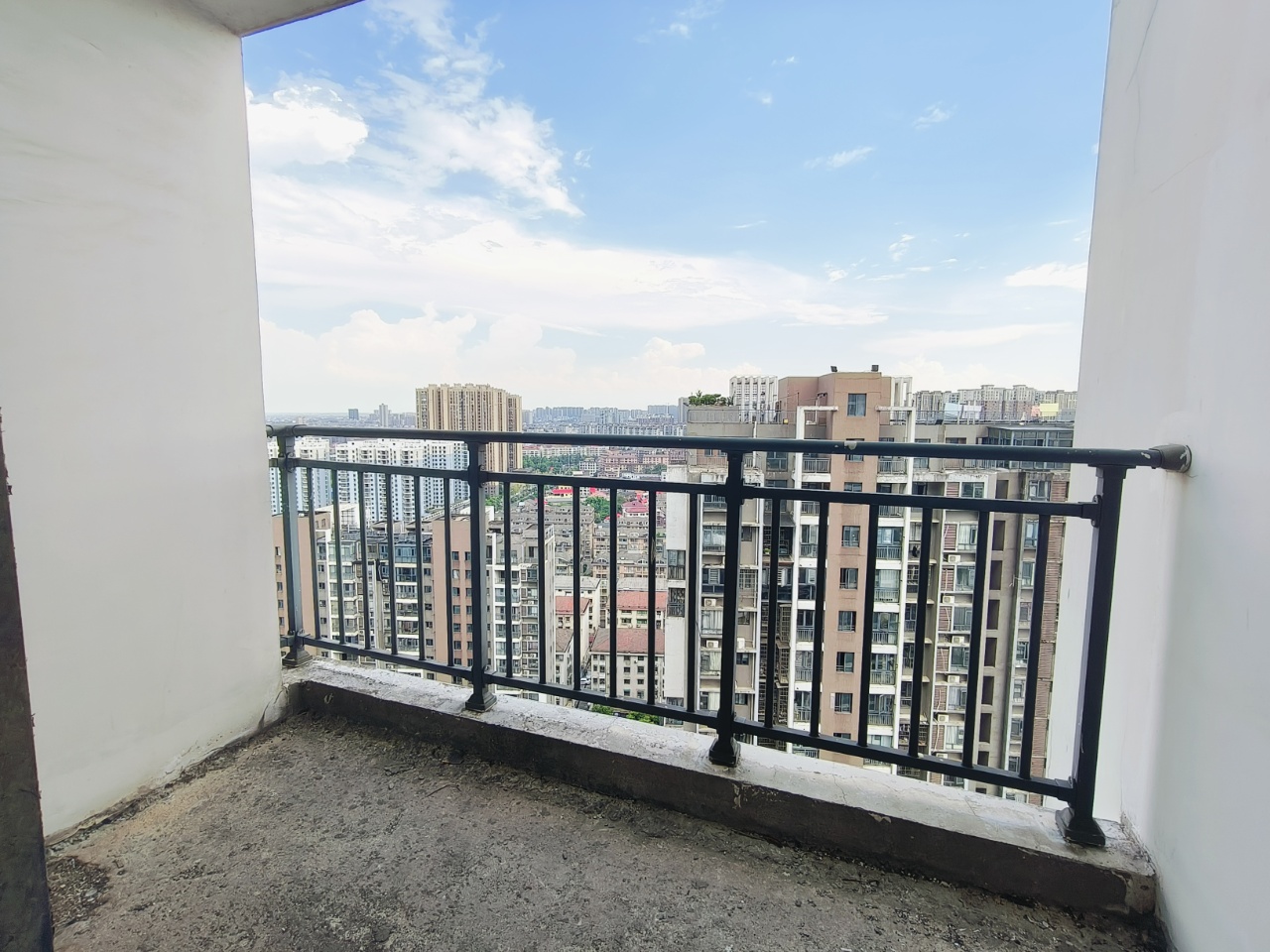 太一御江城  3室2厅2卫    64.8万客厅