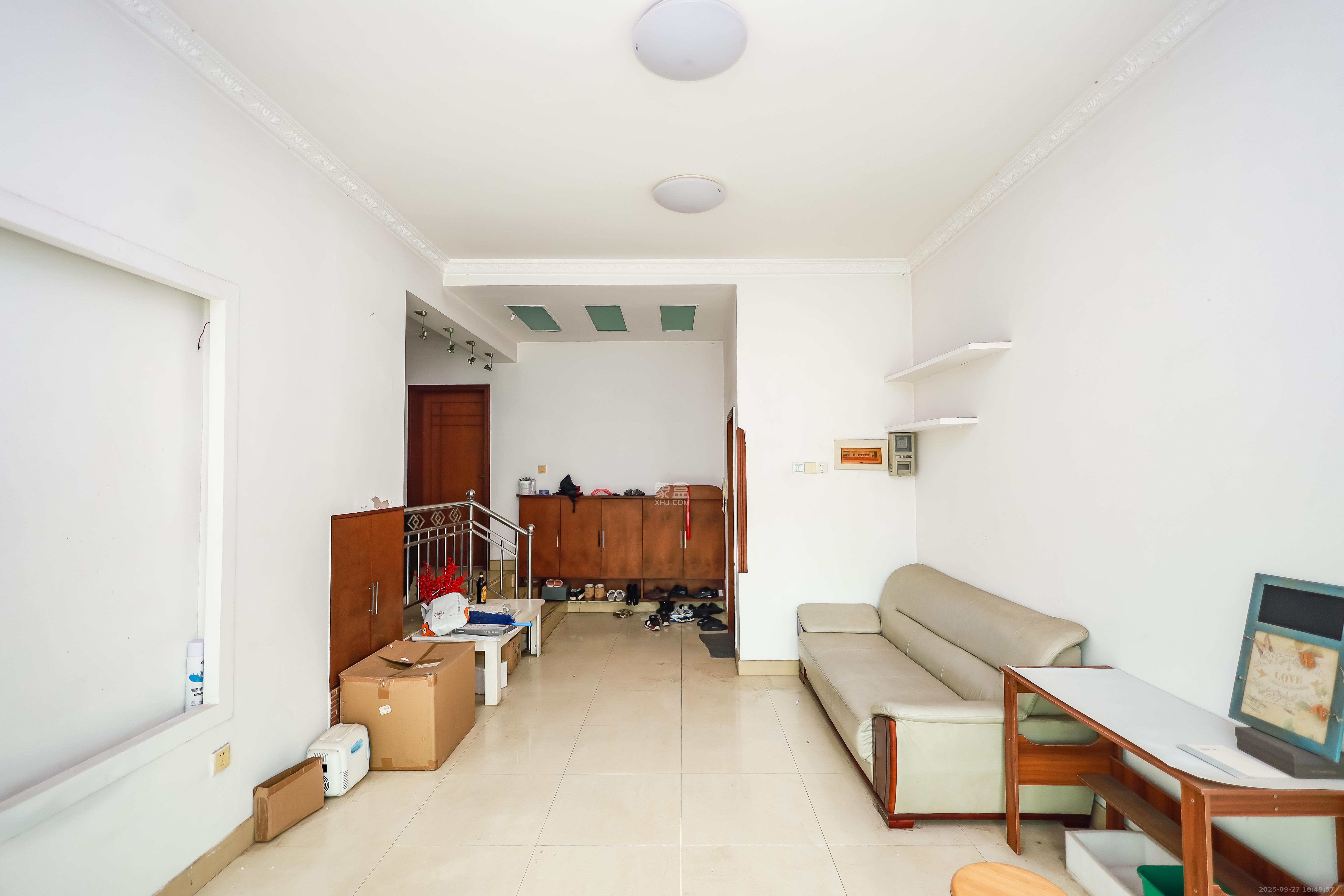 咸嘉新村嘉旺苑 5室3厅3卫 98.0万 咸嘉新村嘉旺苑 5室3厅3卫 98.0万客厅