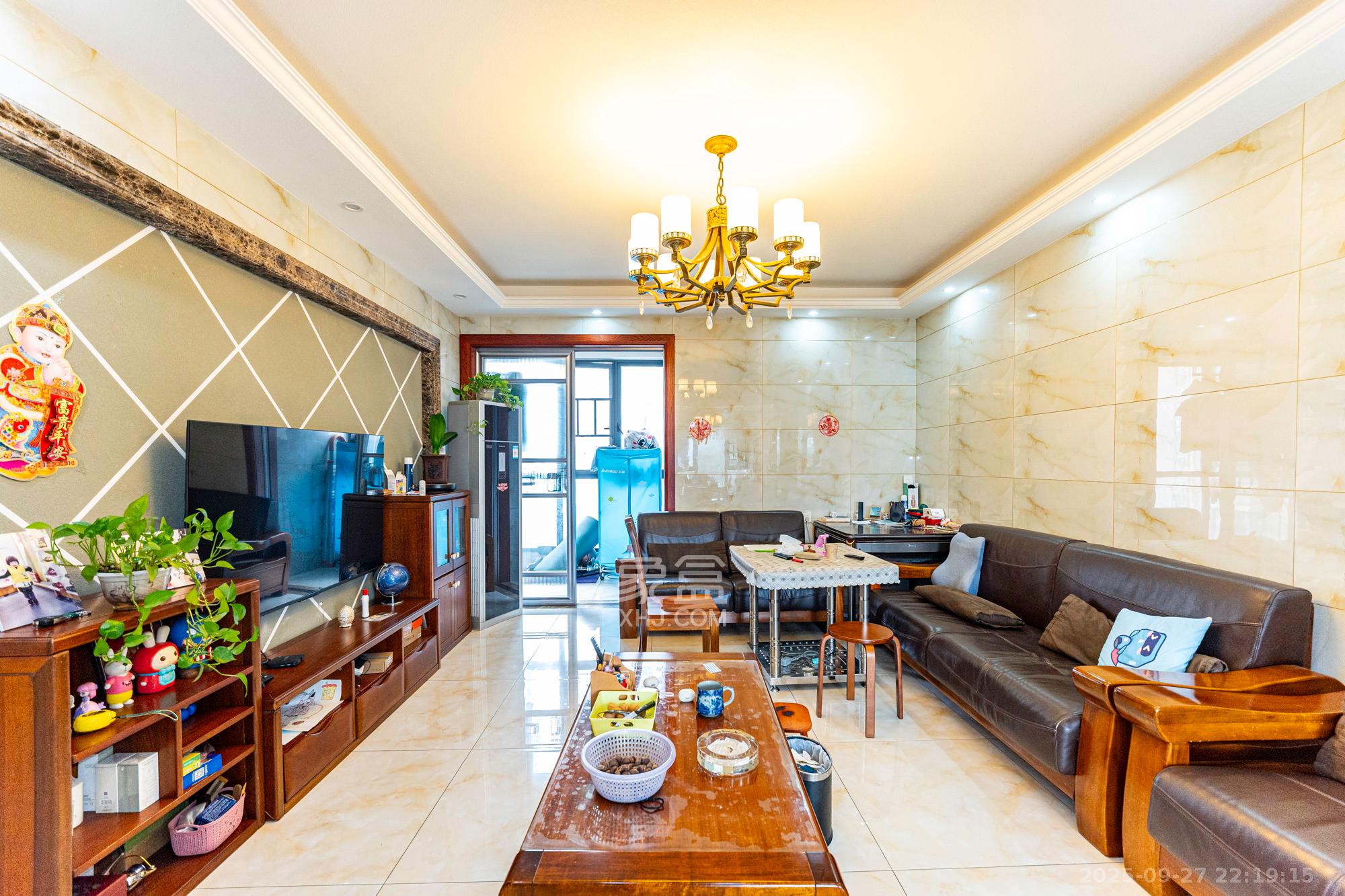 藏珑湖上国际花园 4室2厅2卫 158.0万 藏珑湖上国际花园 4室2厅2卫 158.0万客厅