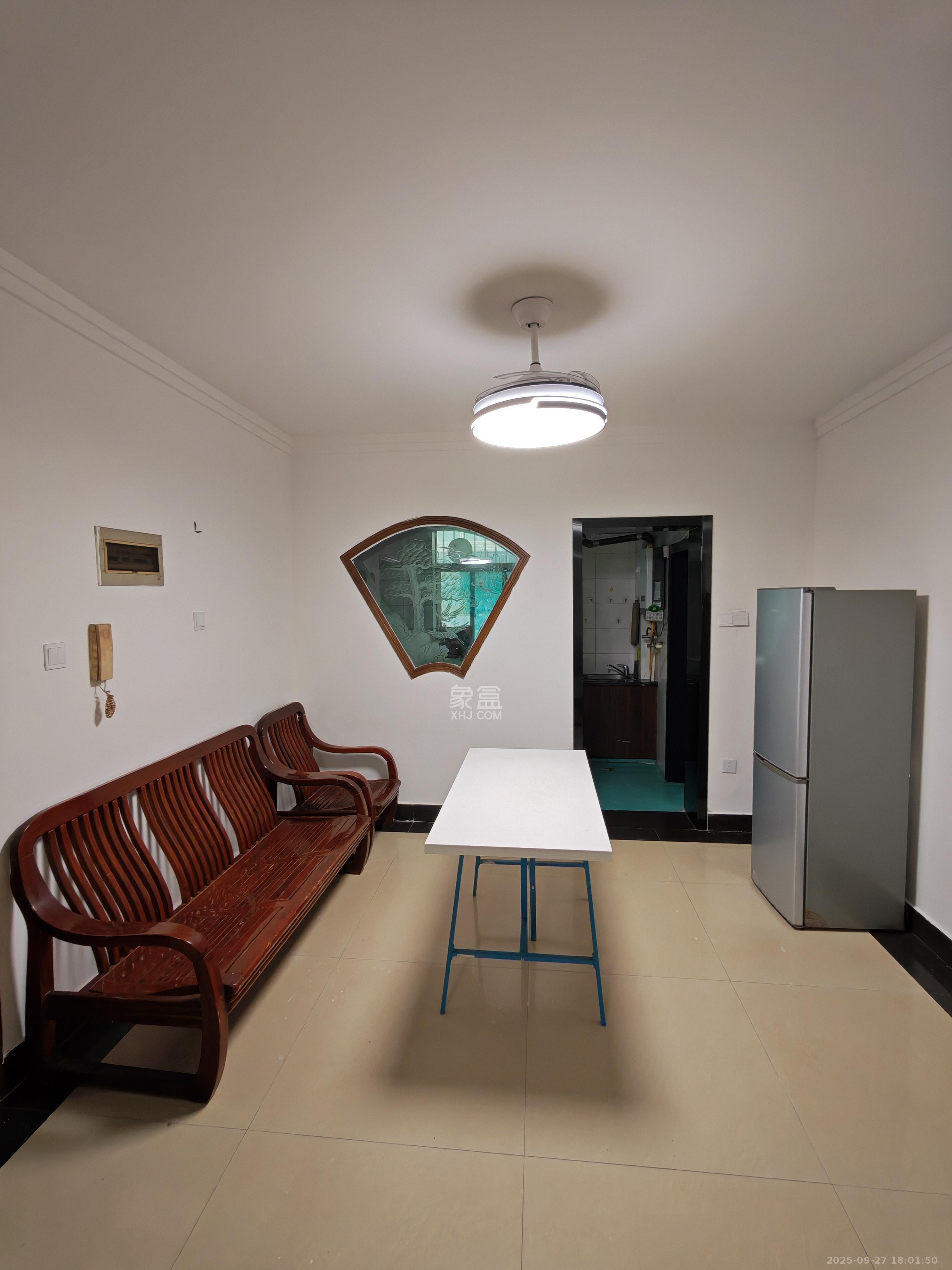 莲湖汽车饰品城(莲湖公寓) 2室2厅1卫 1800.0元/月 莲湖汽车饰品城(莲湖公寓) 2室2厅1卫 1800.0元/月室内图