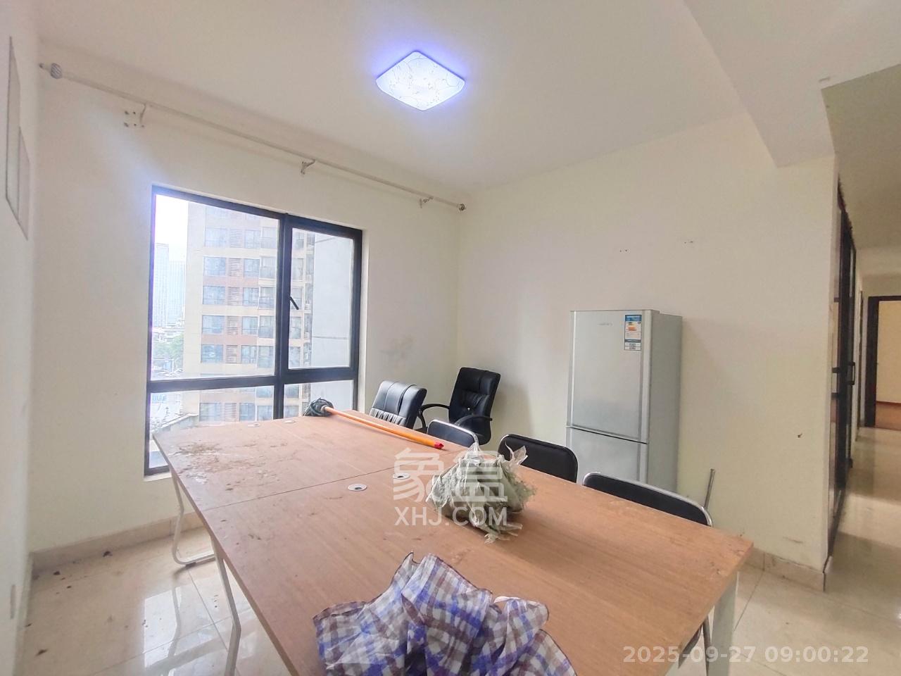 达美D6区  4室2厅2卫    3200.0元/月室内图