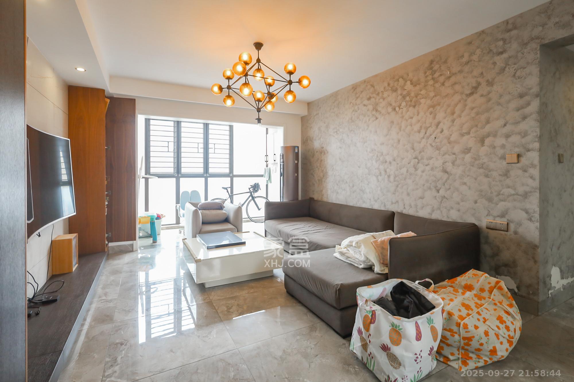 世茂外滩里(世茂铂翠湾三期) 4室2厅2卫 242.0万 世茂外滩里(世茂铂翠湾三期) 4室2厅2卫 242.0万客厅