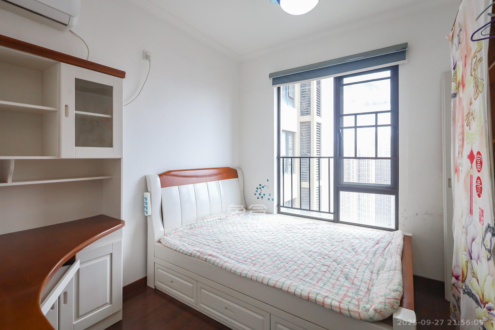 万科里金域国际  3室2厅2卫    160.0万卧室