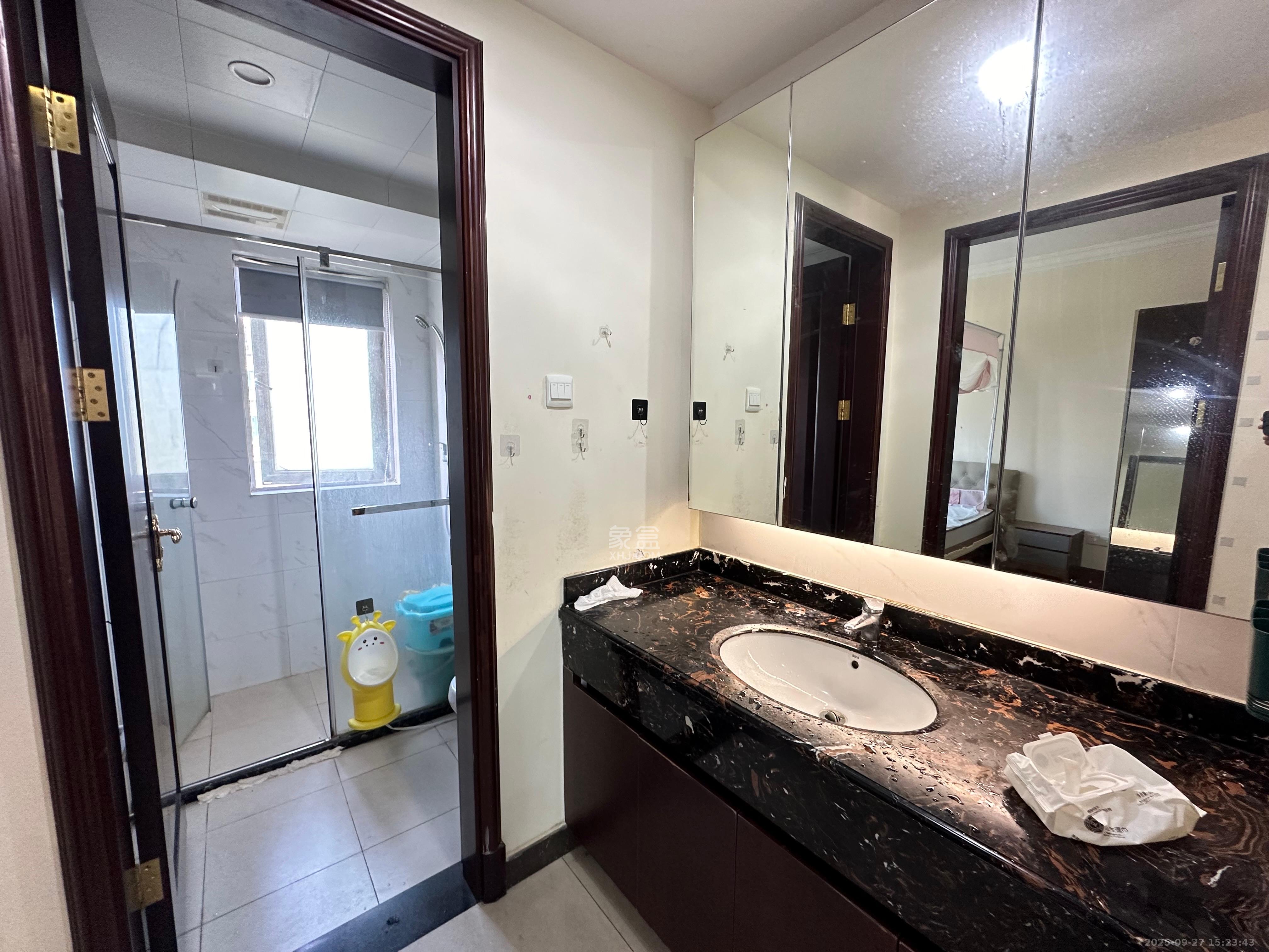 恒大雅苑 3室2厅2卫 2800.0元/月 恒大雅苑 3室2厅2卫 2800.0元/月室内图