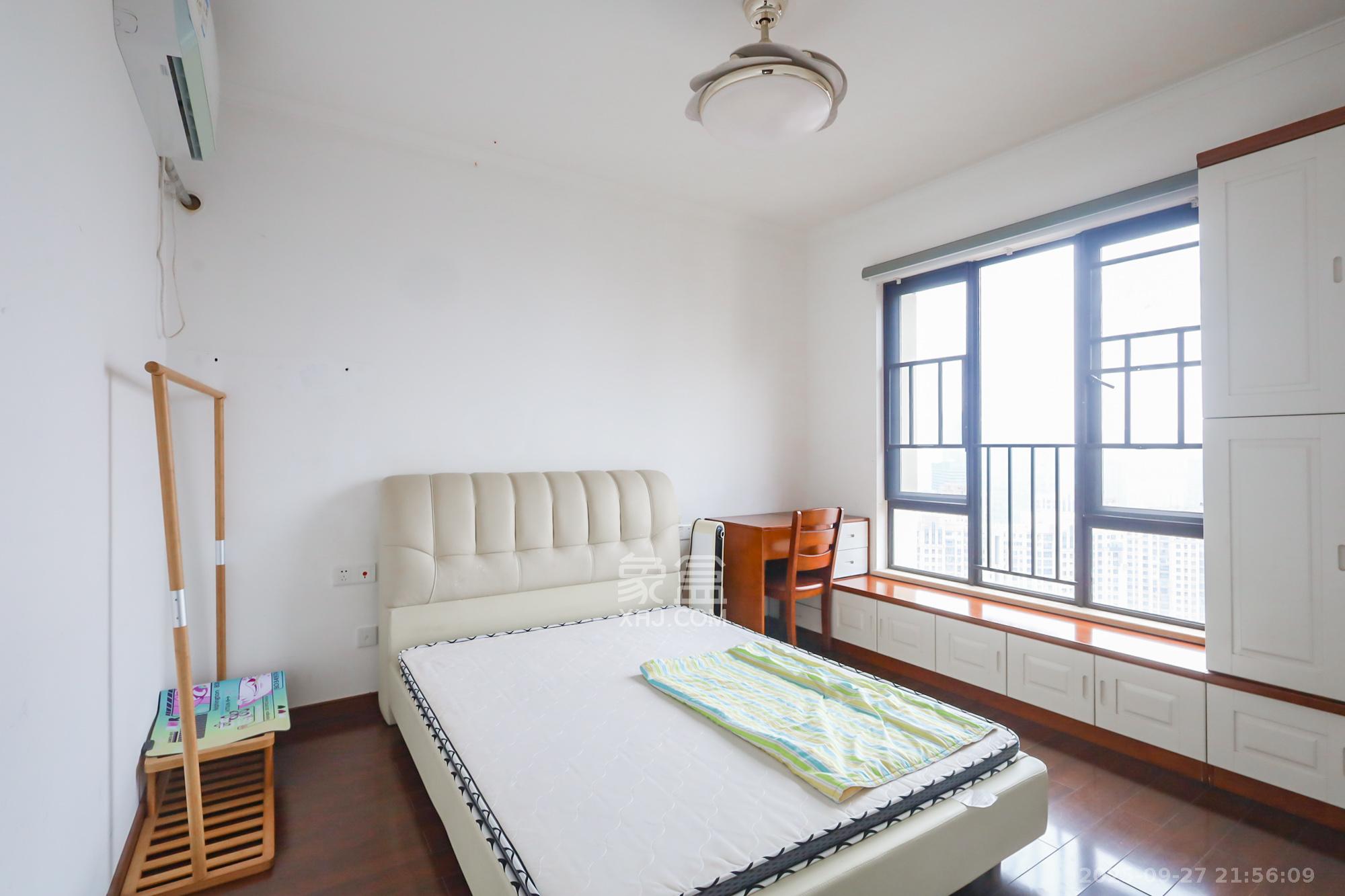 万科里金域国际  3室2厅2卫    160.0万卧室