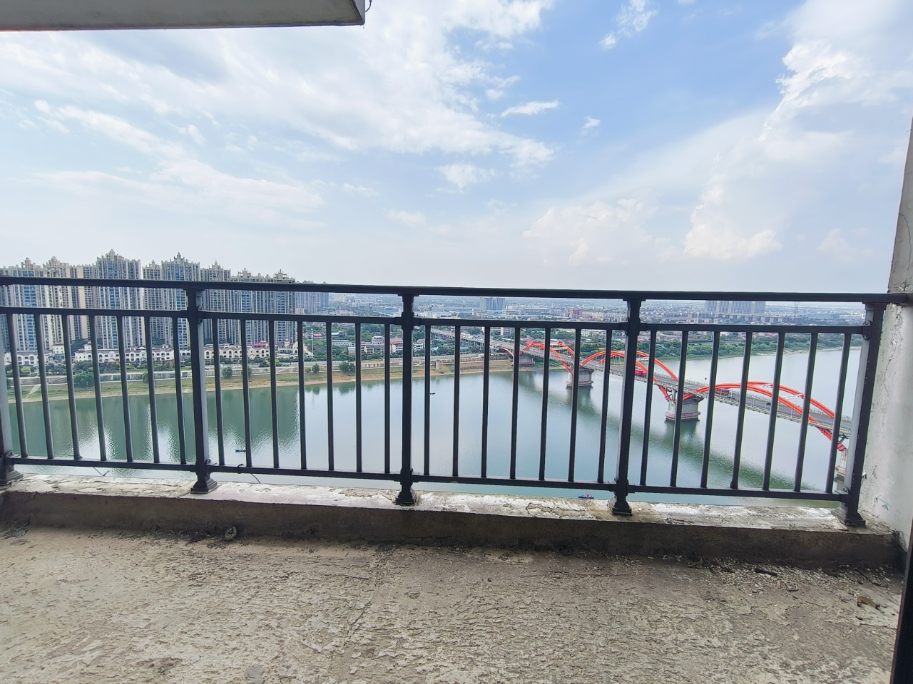 太一御江城  3室2厅2卫    64.8万客厅