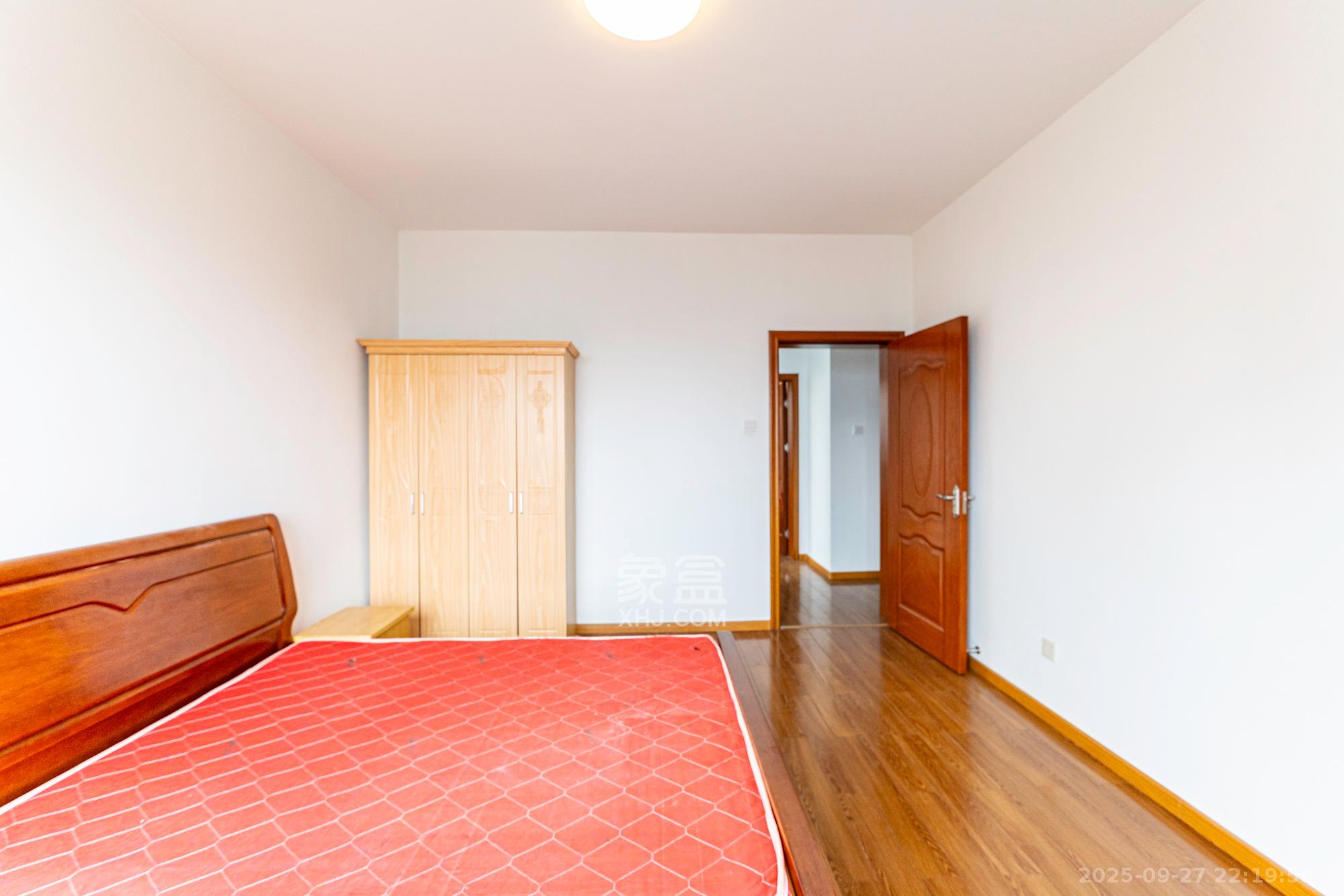 藏珑湖上国际花园 4室2厅2卫 210.0万 藏珑湖上国际花园 4室2厅2卫 210.0万卧室