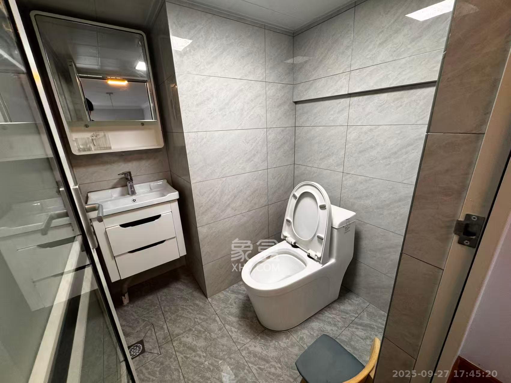 华润翡翠府 2室2厅2卫 2200.0元/月 华润翡翠府 2室2厅2卫 2200.0元/月室内图