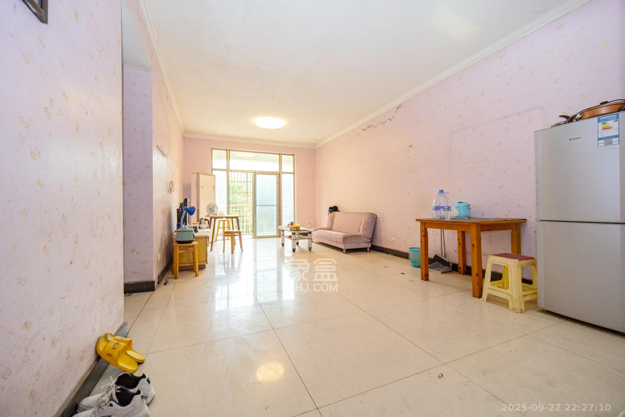 卧龙居国际村 2室1厅1卫 51.0万 卧龙居国际村 2室1厅1卫 51.0万客厅