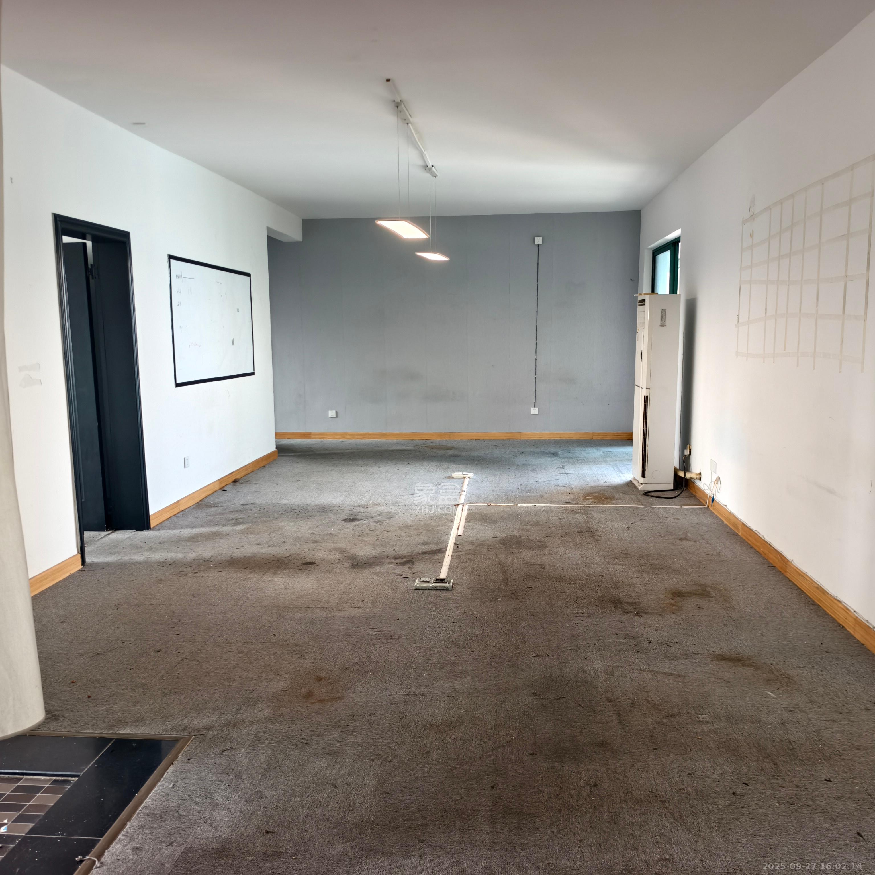 滨江金座 3室2厅2卫 3000.0元/月 滨江金座 3室2厅2卫 3000.0元/月室内图