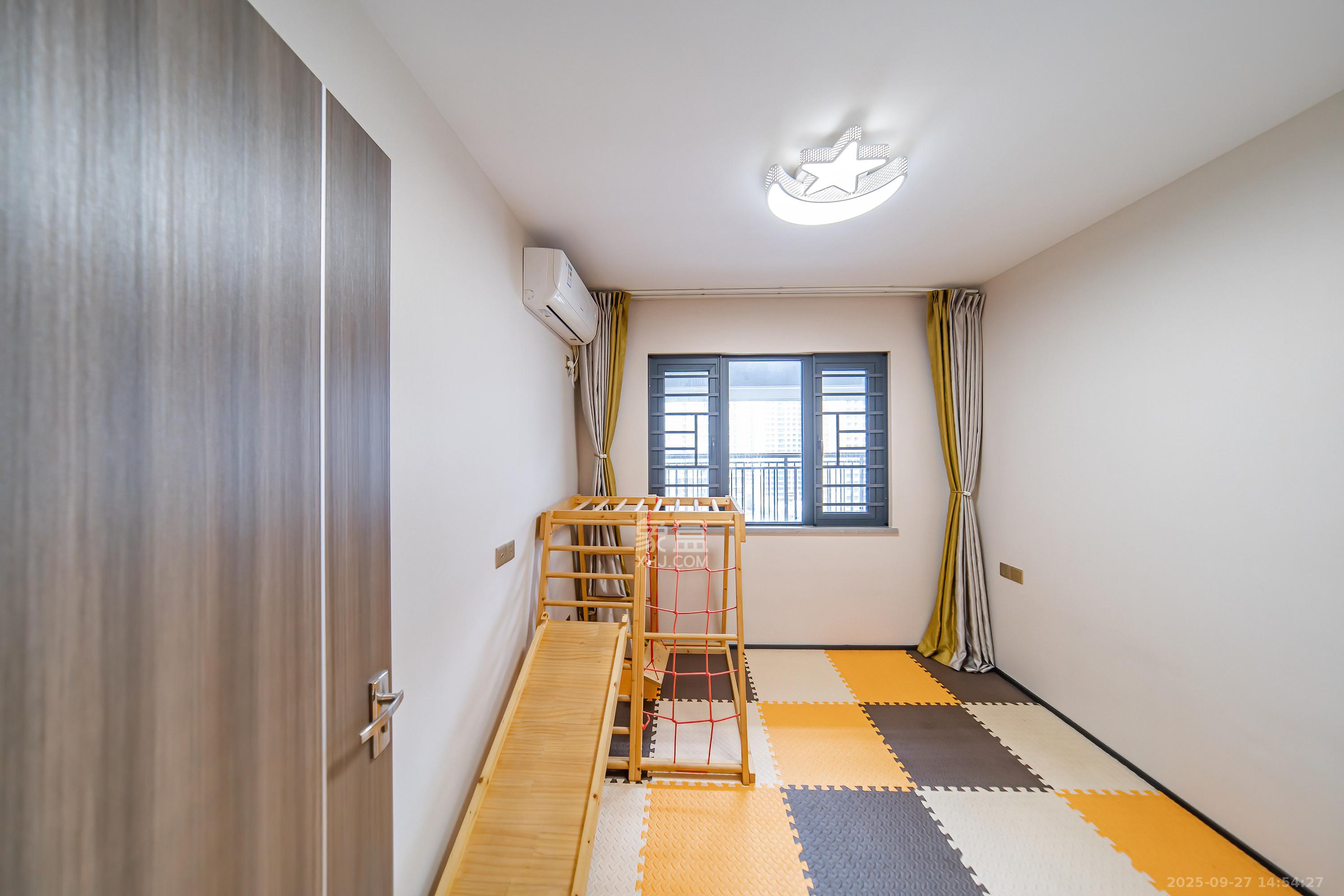 中海阅麓山一期 3室2厅2卫 135.8万 中海阅麓山一期 3室2厅2卫 135.8万卧室