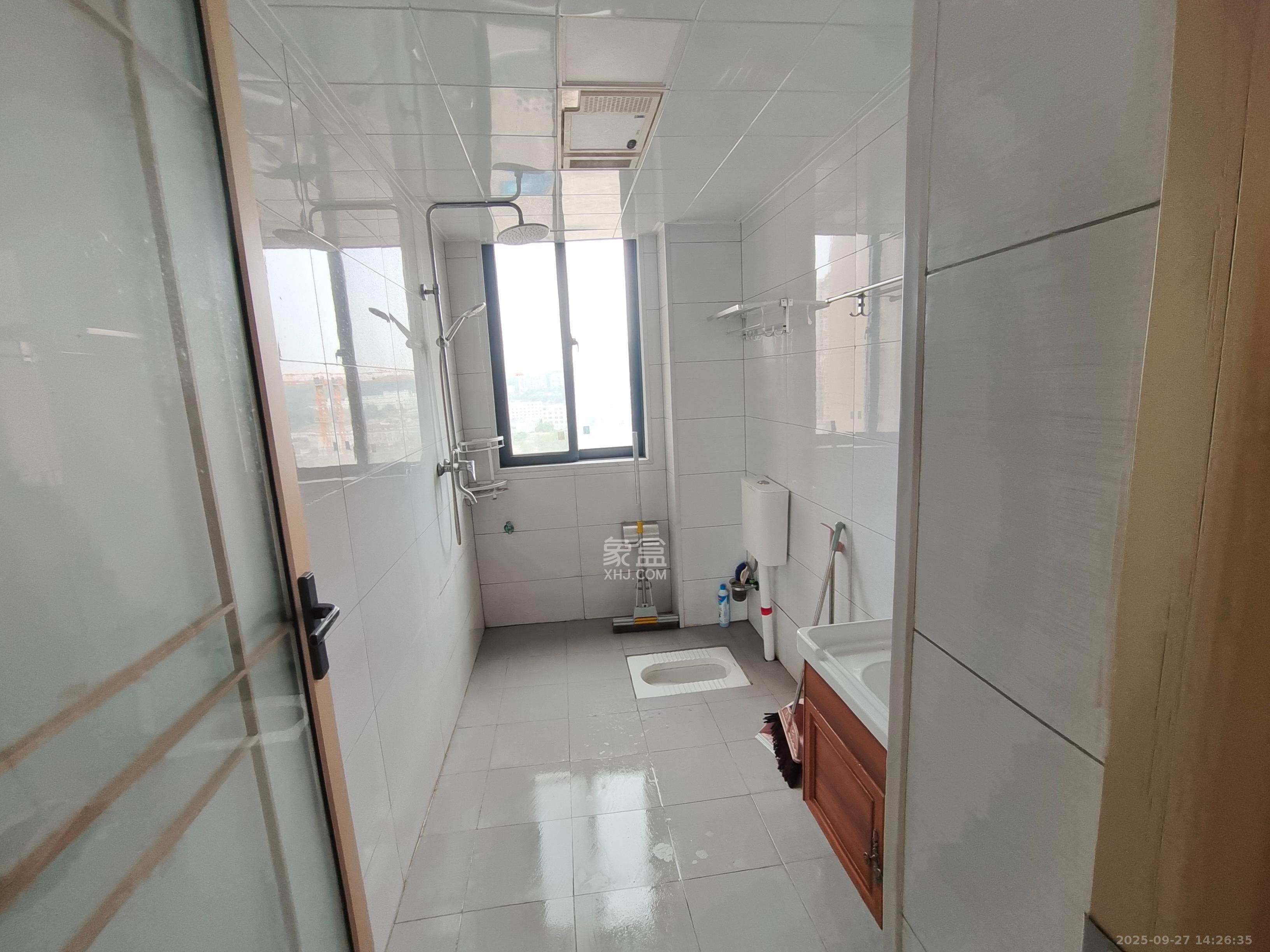 西湖鸿运佳苑  3室2厅2卫    2000.0元/月室内图