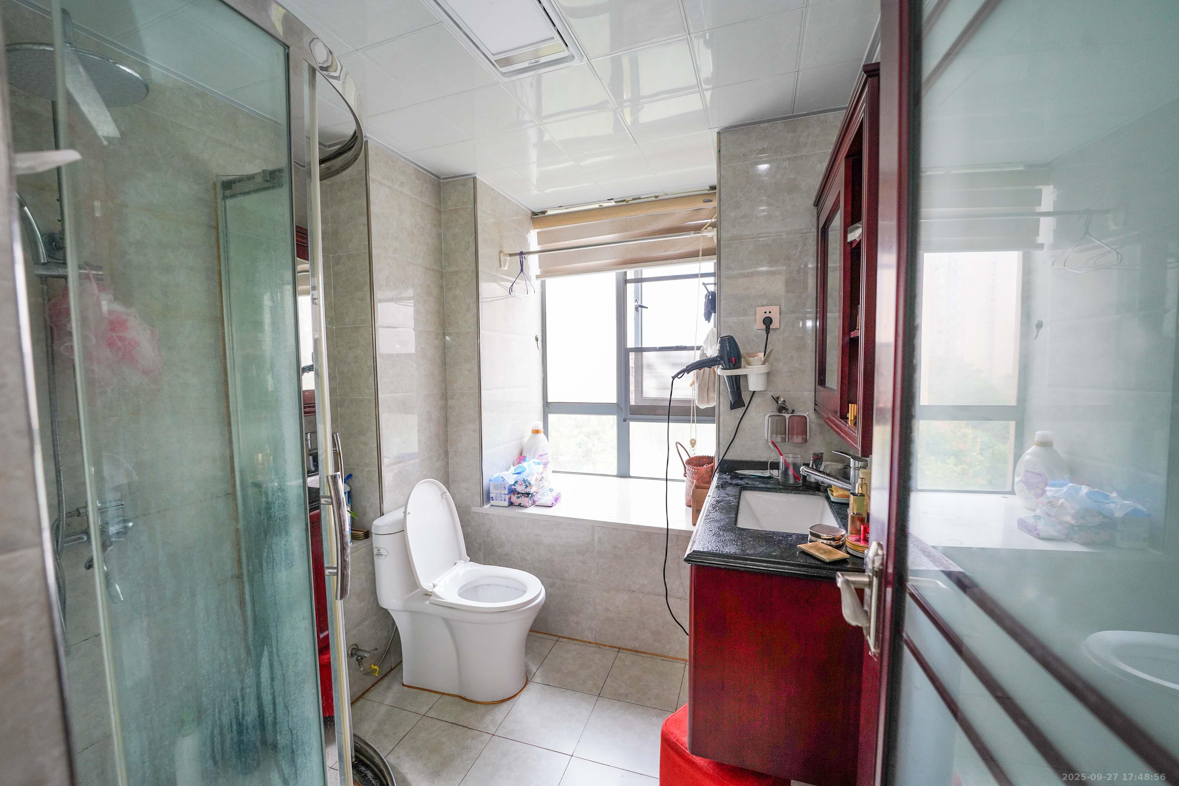 和美星城  3室2厅2卫    110.0万卫生间