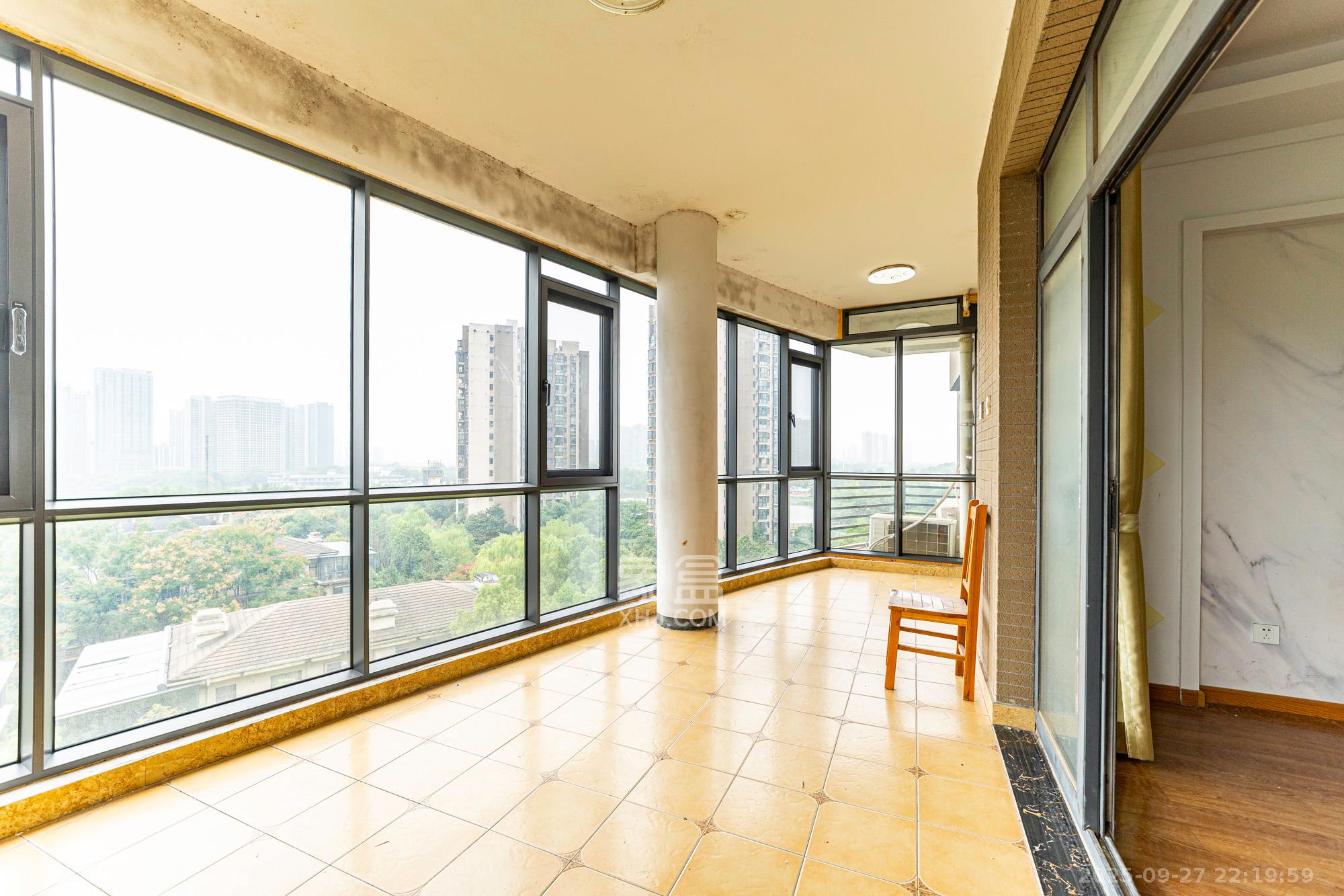 藏珑湖上国际花园 4室2厅2卫 210.0万 藏珑湖上国际花园 4室2厅2卫 210.0万阳台