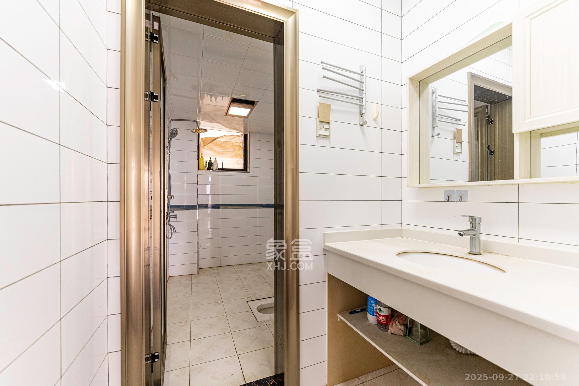 藏珑湖上国际花园 4室2厅2卫 210.0万 藏珑湖上国际花园 4室2厅2卫 210.0万卫生间