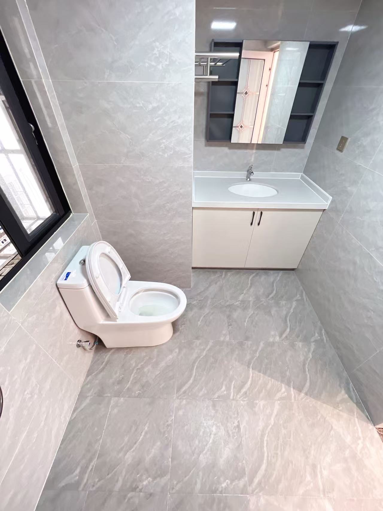 欣安花园  1室0厅0卫    103.0万客厅