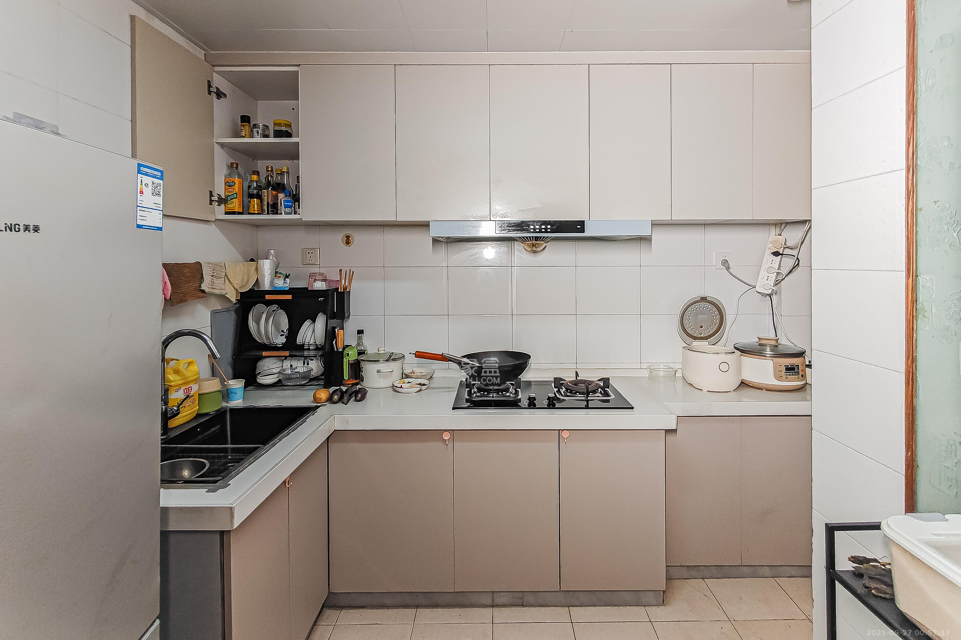 学院新村  3室2厅2卫    142.0万厨房