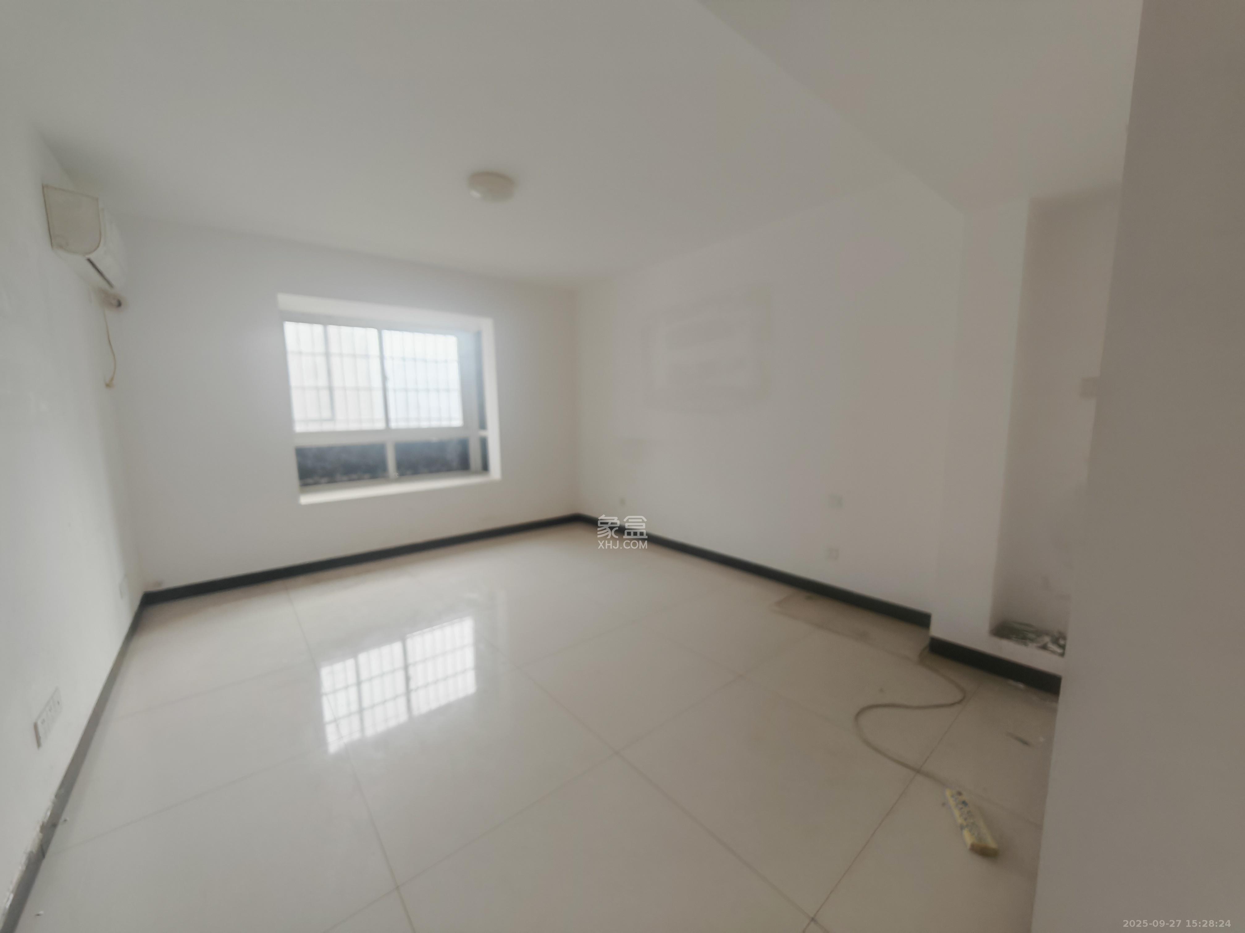 骑龙安置小区  3室2厅2卫    2600.0元/月室内图