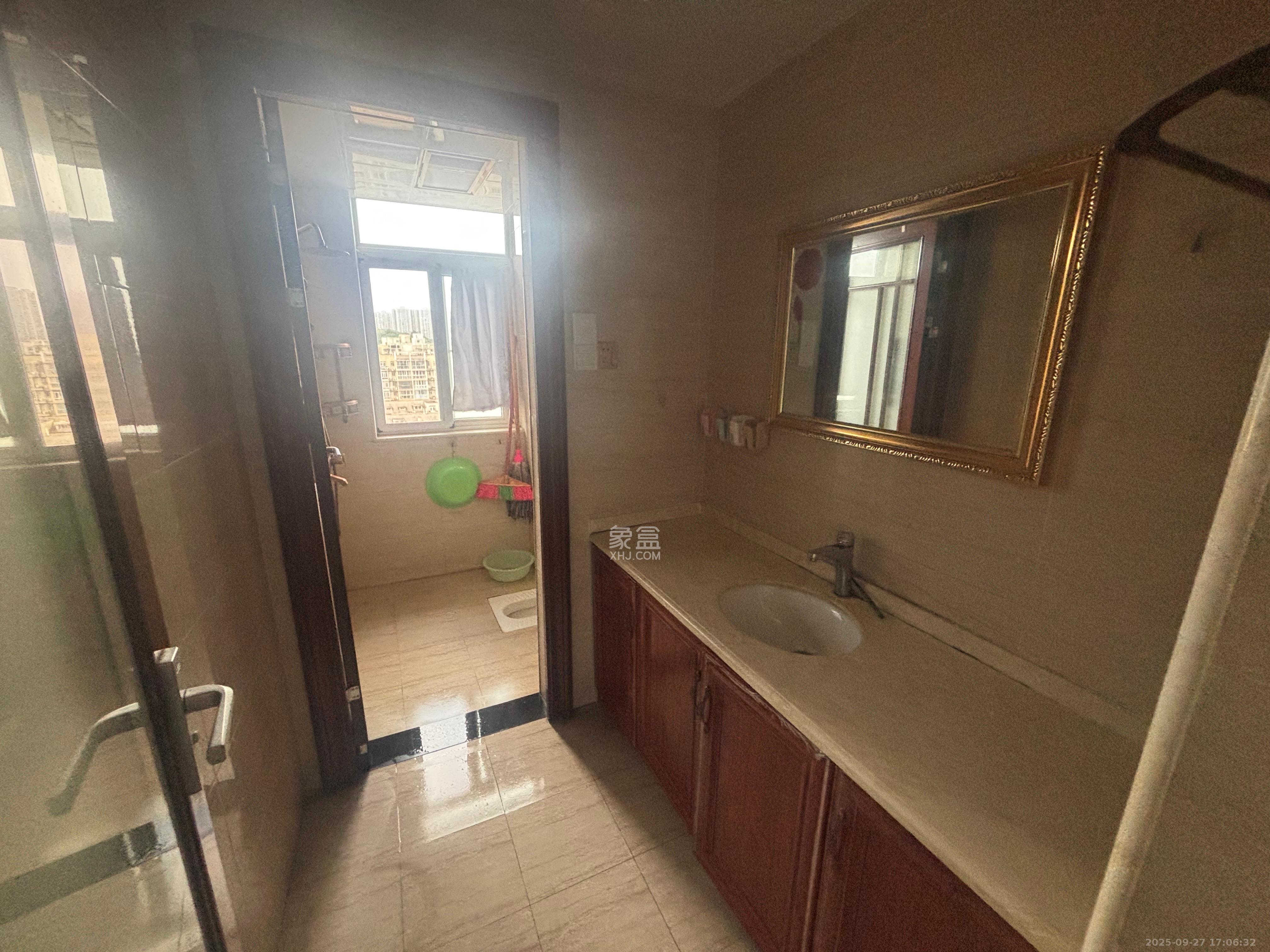 丰园城（鄱阳小区二期）  3室2厅2卫    2100.0元/月室内图