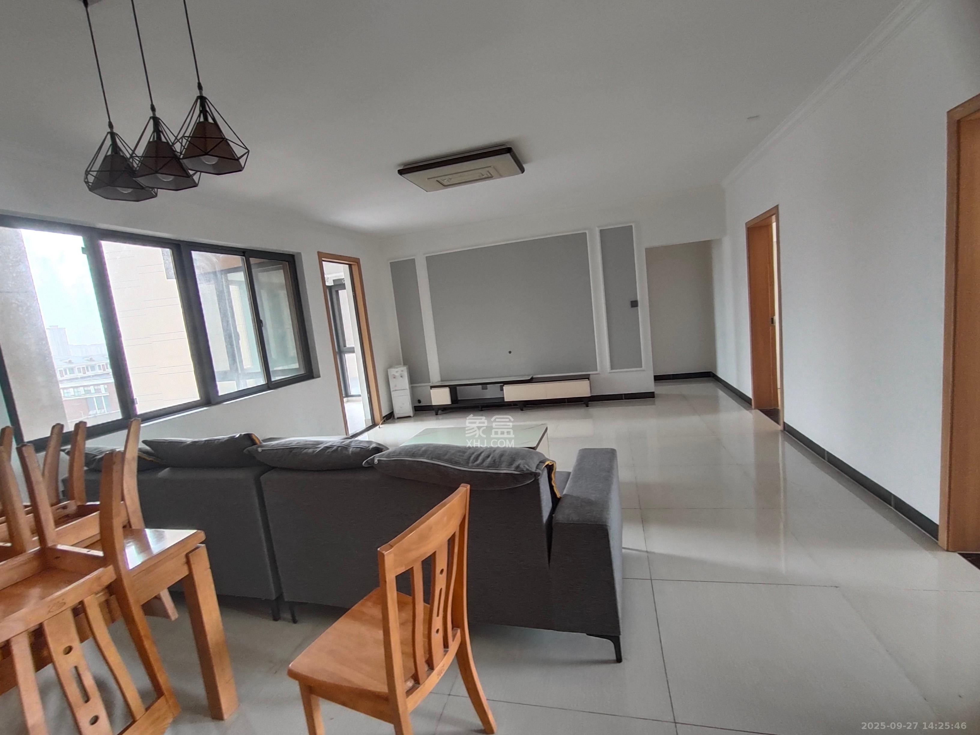 西湖鸿运佳苑 3室2厅2卫 2000.0元/月 西湖鸿运佳苑 3室2厅2卫 2000.0元/月室内图