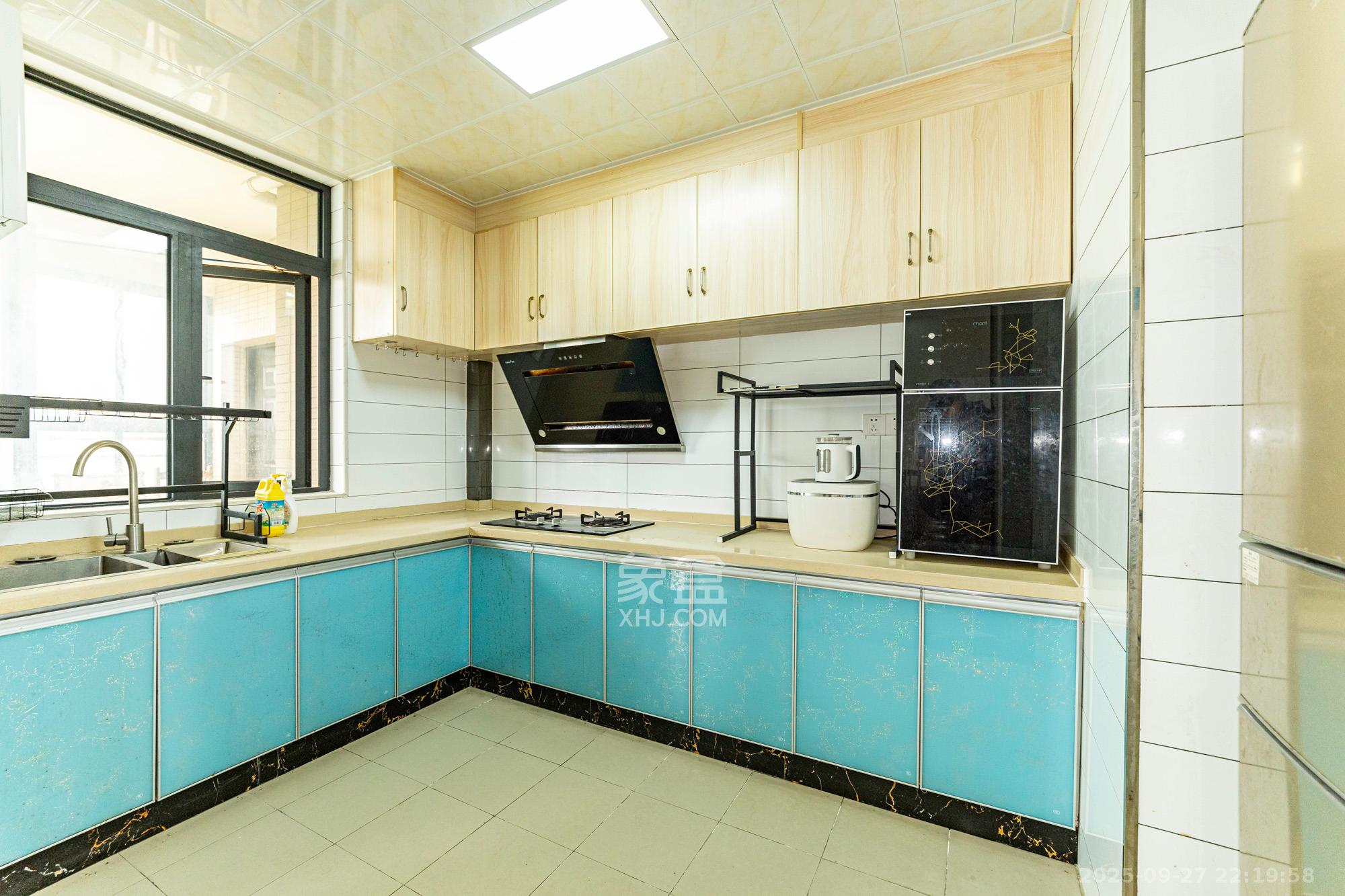 藏珑湖上国际花园 4室2厅2卫 210.0万 藏珑湖上国际花园 4室2厅2卫 210.0万厨房