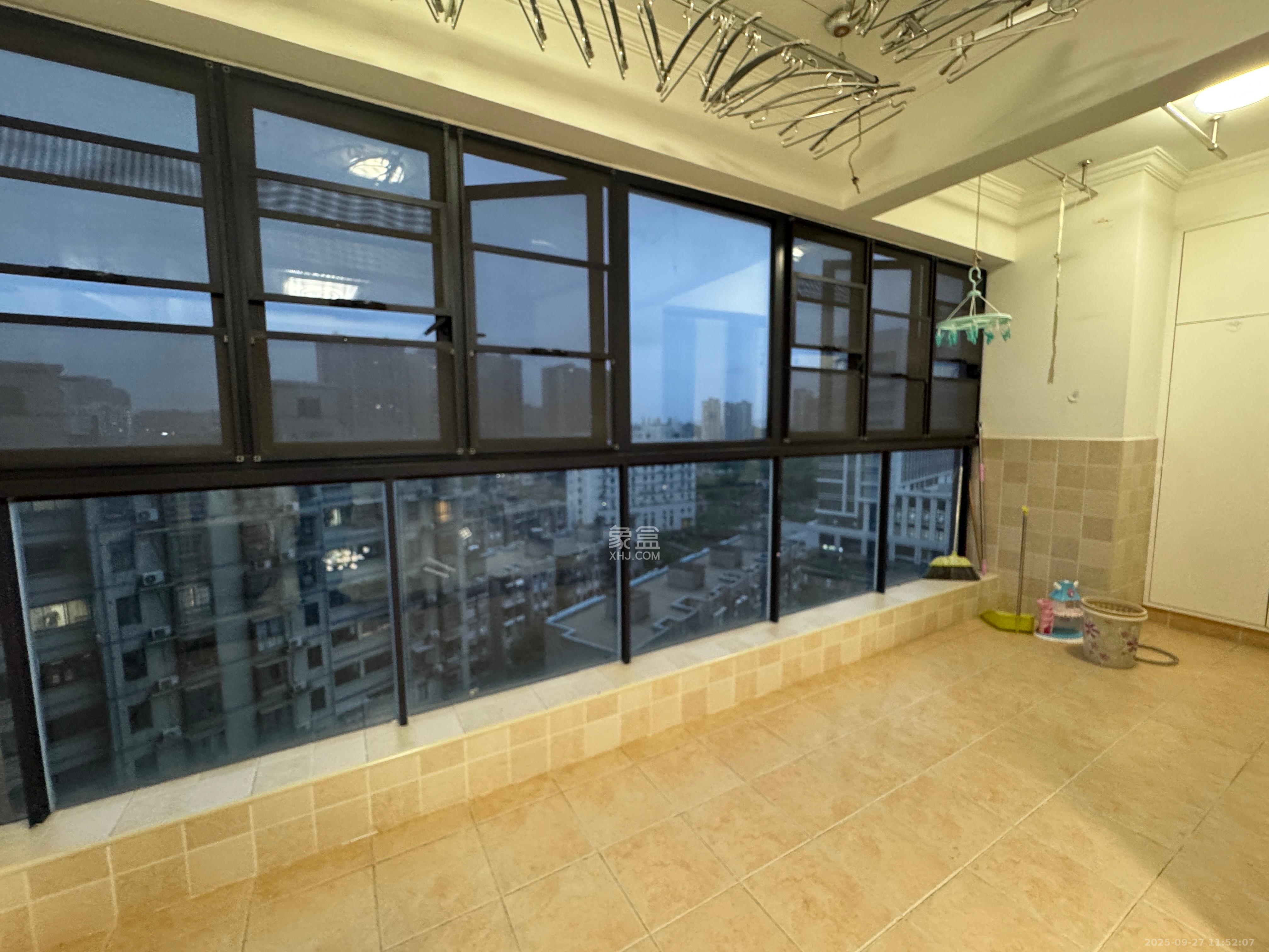 荣悦台 3室2厅2卫 3700.0元/月 荣悦台 3室2厅2卫 3700.0元/月室内图